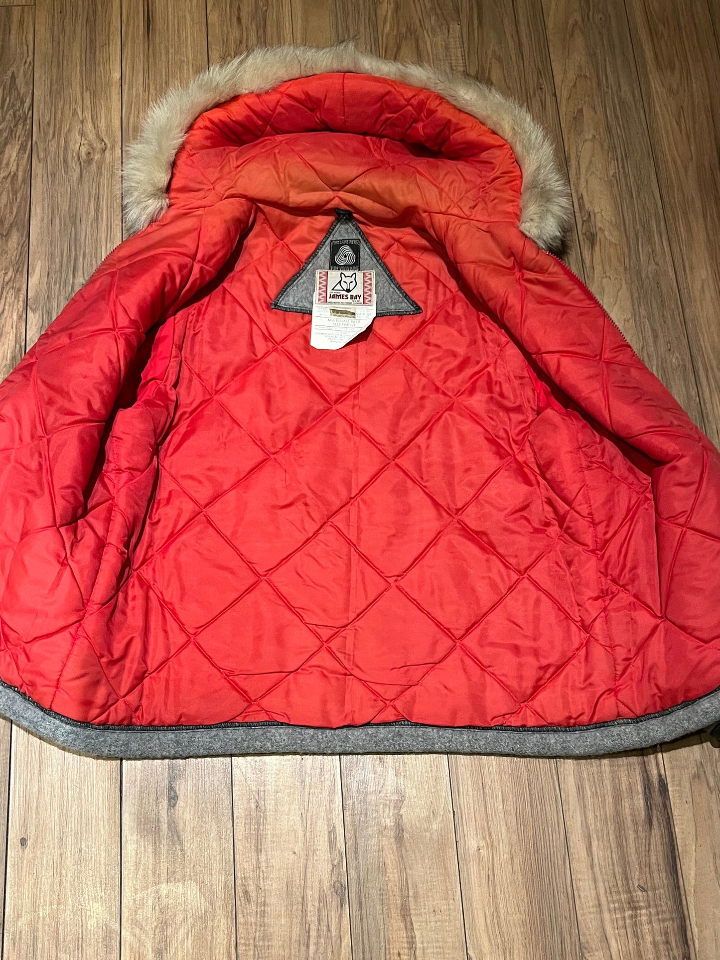 Vintage James Bay100% wool grey northern parka with fox fur trimmed hood, zipper closure, zip front pockets, leather trimmed cuffs, drawstring at waist, quilted lining and felt applique in a seal motif.
Made in Canada
Chest 44”