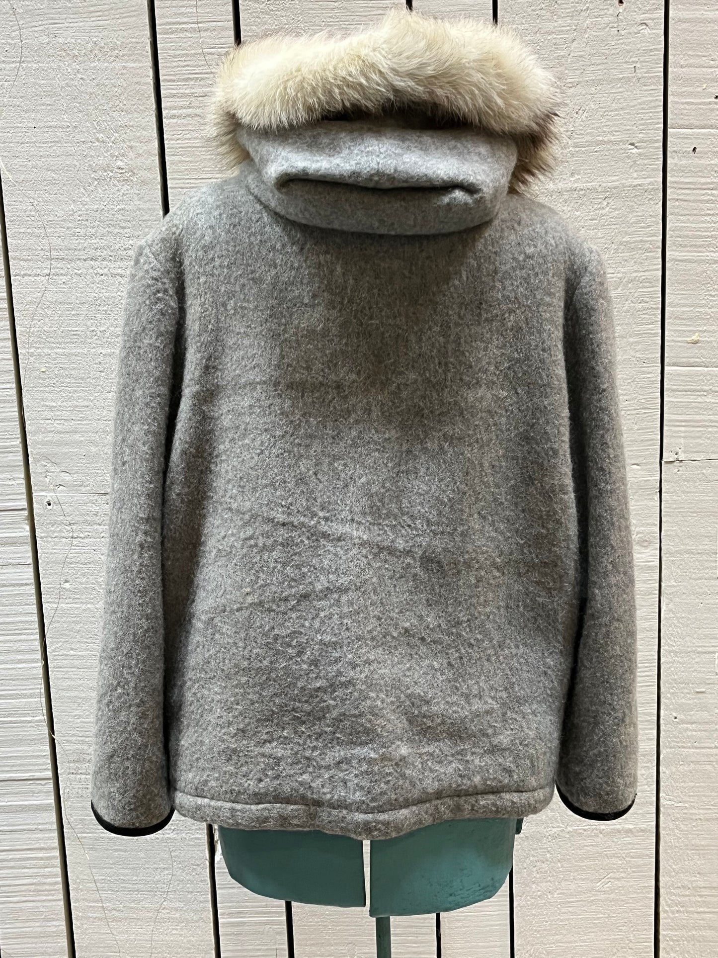 Vintage James Bay100% wool grey northern parka with fox fur trimmed hood, zipper closure, zip front pockets, leather trimmed cuffs, drawstring at waist, quilted lining and felt applique in a seal motif.
Made in Canada
Chest 44”