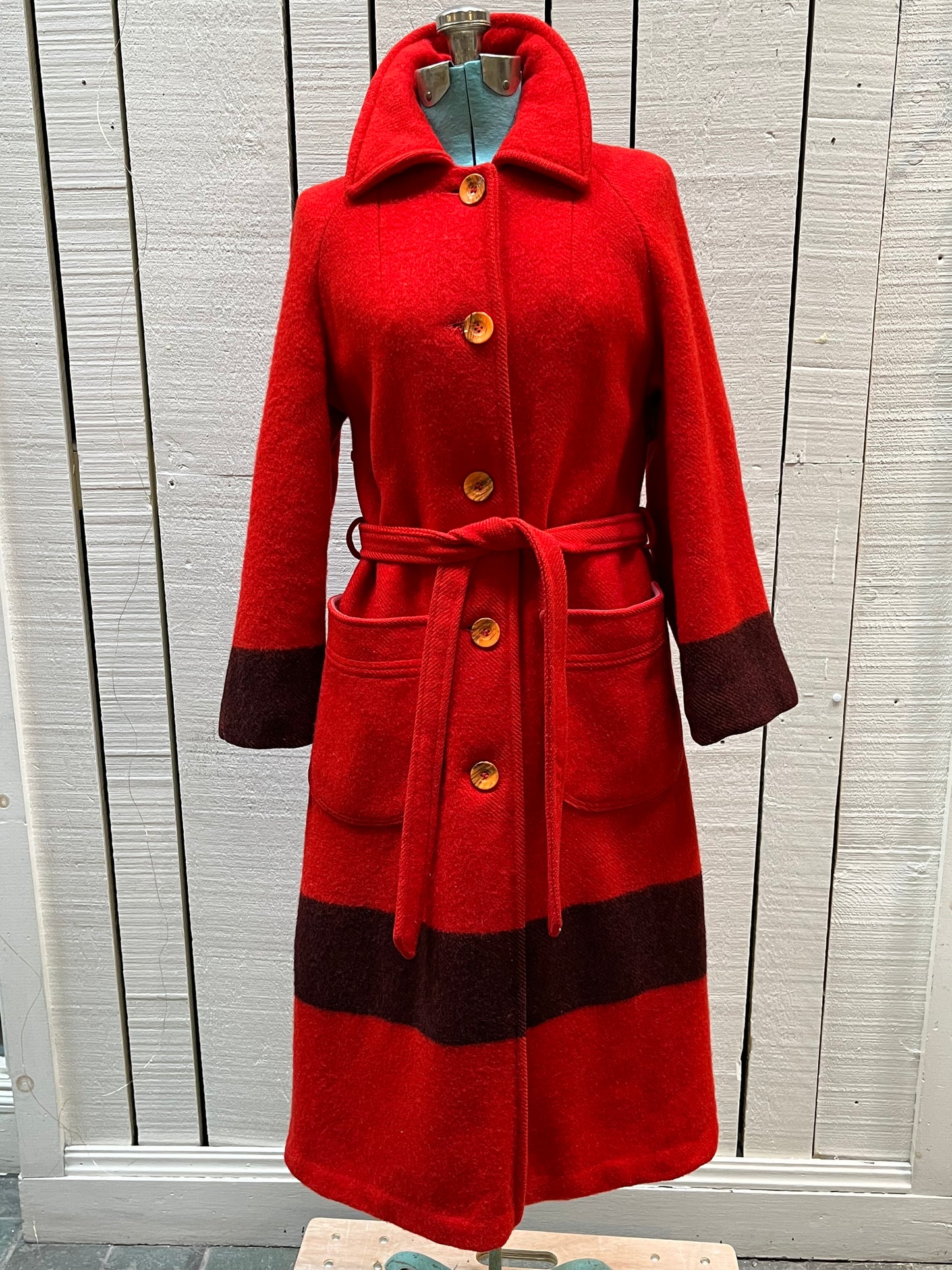 Vintage Shardik Fleece for Rainmaster red and black 100% pure virgin wool coat with belt, button closures, two front patch pockets and a satin lining.
Made in Canada
Chest 35”