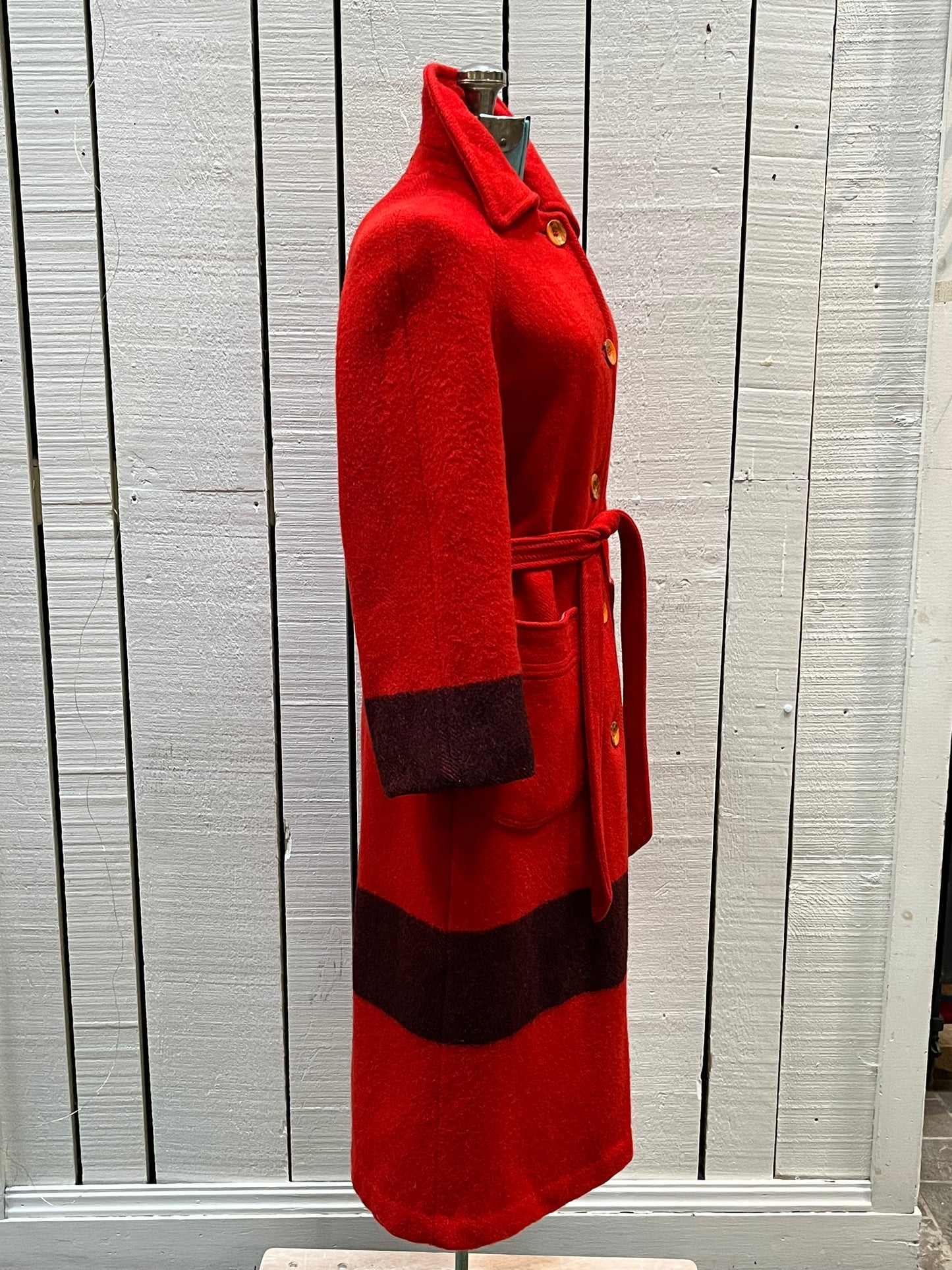Vintage Shardik Fleece for Rainmaster red and black 100% pure virgin wool coat with belt, button closures, two front patch pockets and a satin lining.
Made in Canada
Chest 35”