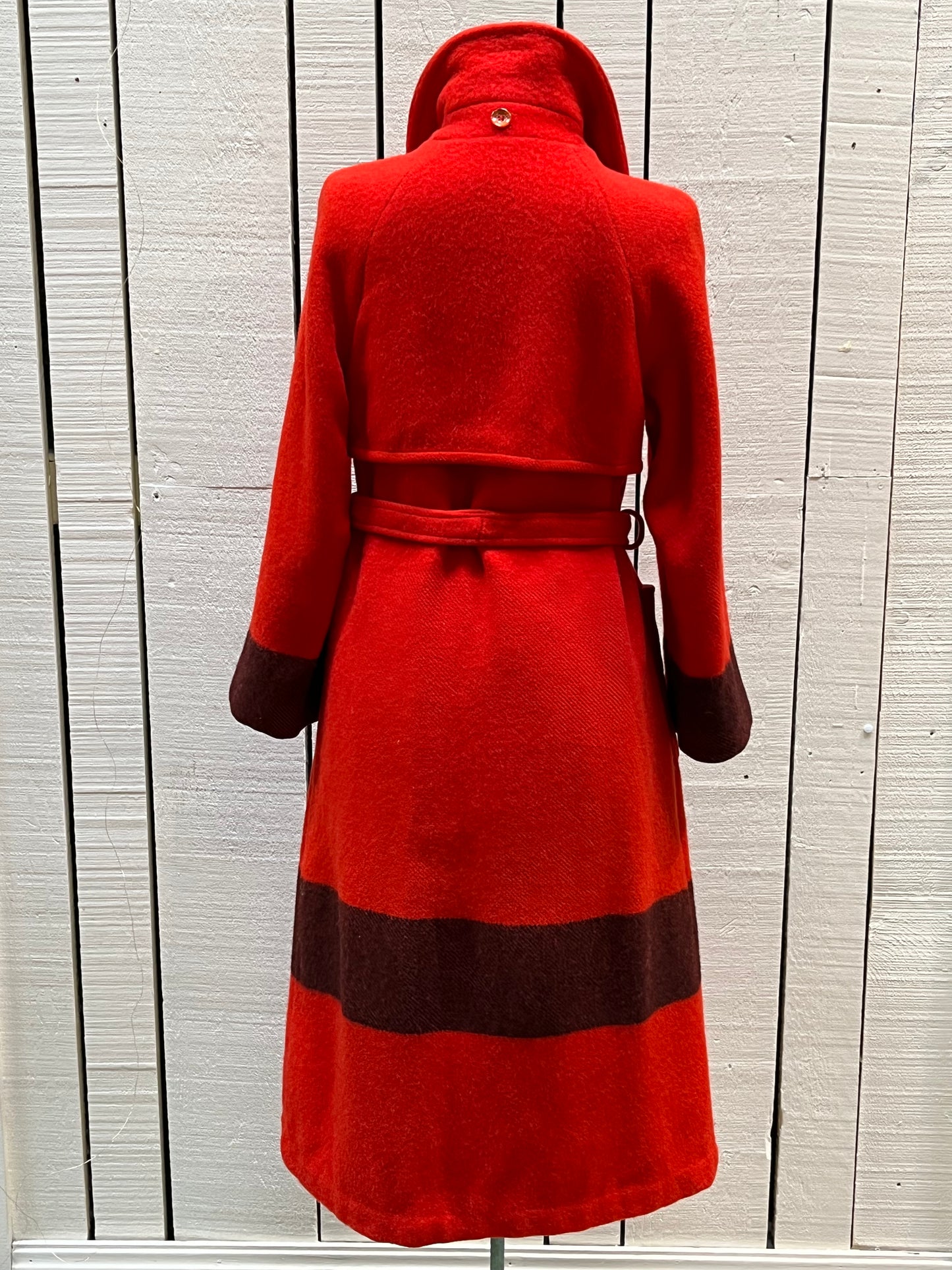 Vintage Shardik Fleece for Rainmaster red and black 100% pure virgin wool coat with belt, button closures, two front patch pockets and a satin lining.
Made in Canada
Chest 35”