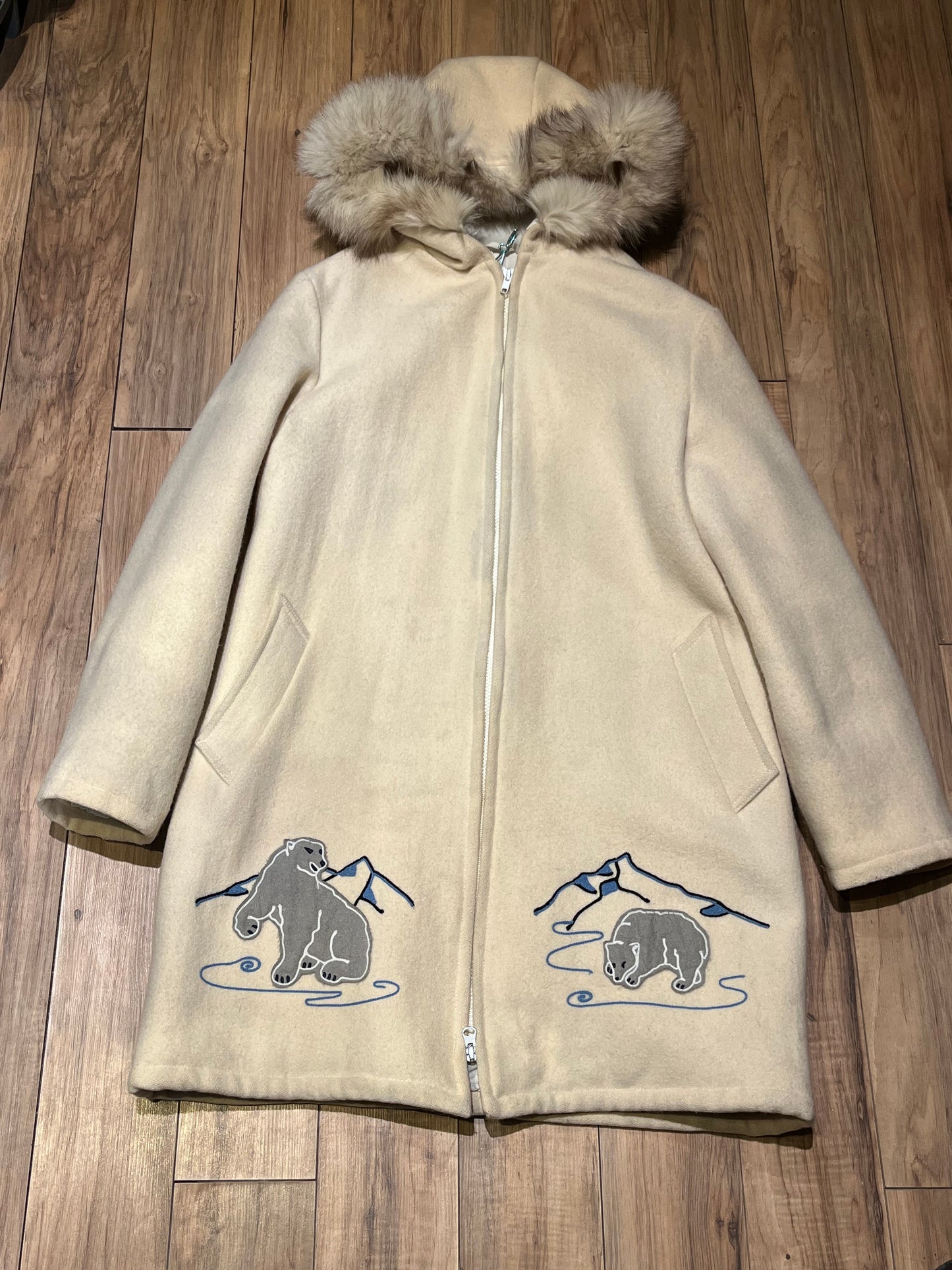 Vintage Gemini Fashions 100% pure virgin wool white northern parka with zipper closer, two front pocket, quilted lining, fox fur trimmed hood and hand embroidered polar bear design
Made in Canada
Chest 44”