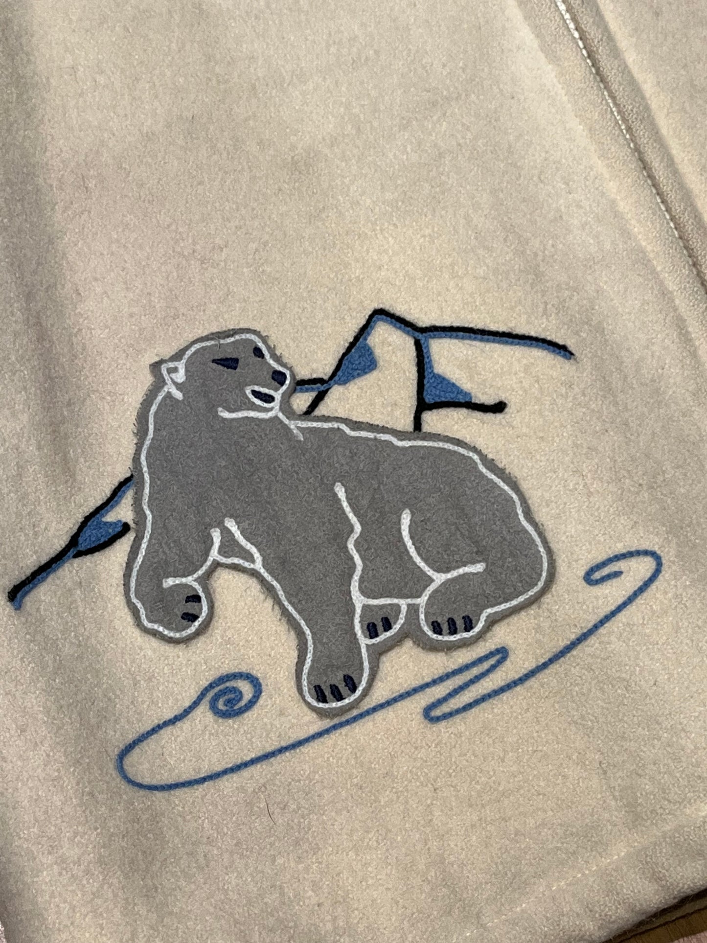 Vintage Gemini Fashions 100% pure virgin wool white northern parka with zipper closer, two front pocket, quilted lining, fox fur trimmed hood and hand embroidered polar bear design
Made in Canada
Chest 44”