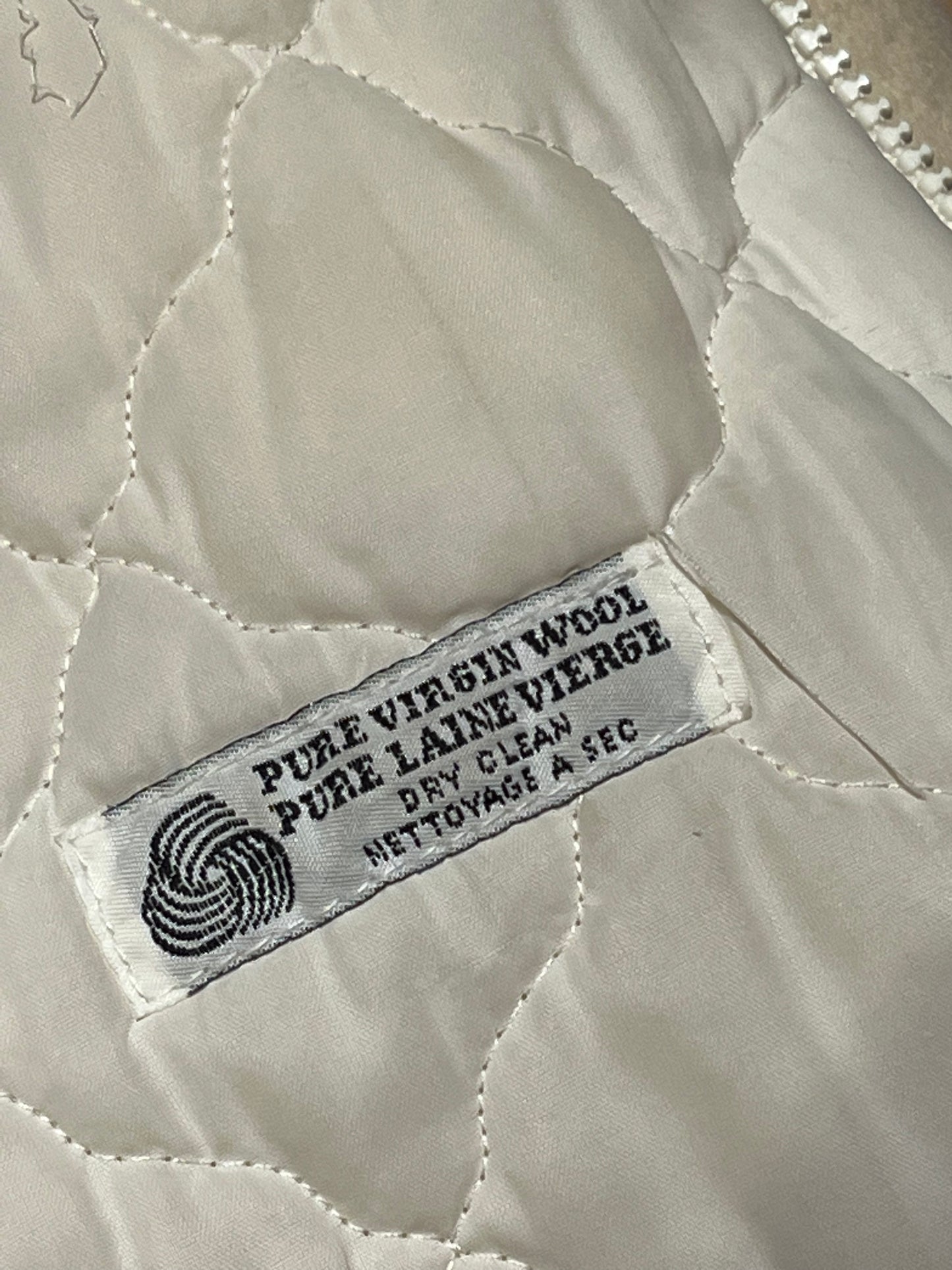 Vintage Gemini Fashions 100% pure virgin wool white northern parka with zipper closer, two front pocket, quilted lining, fox fur trimmed hood and hand embroidered polar bear design
Made in Canada
Chest 44”