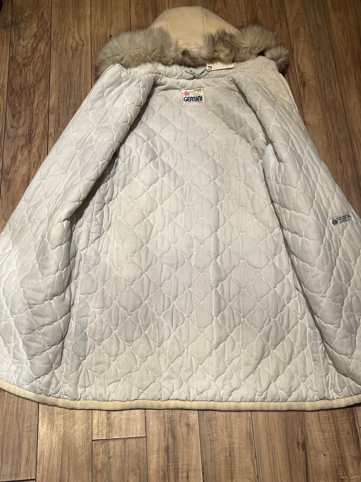 Vintage Gemini Fashions 100% pure virgin wool white northern parka with zipper closer, two front pocket, quilted lining, fox fur trimmed hood and hand embroidered polar bear design
Made in Canada
Chest 44”