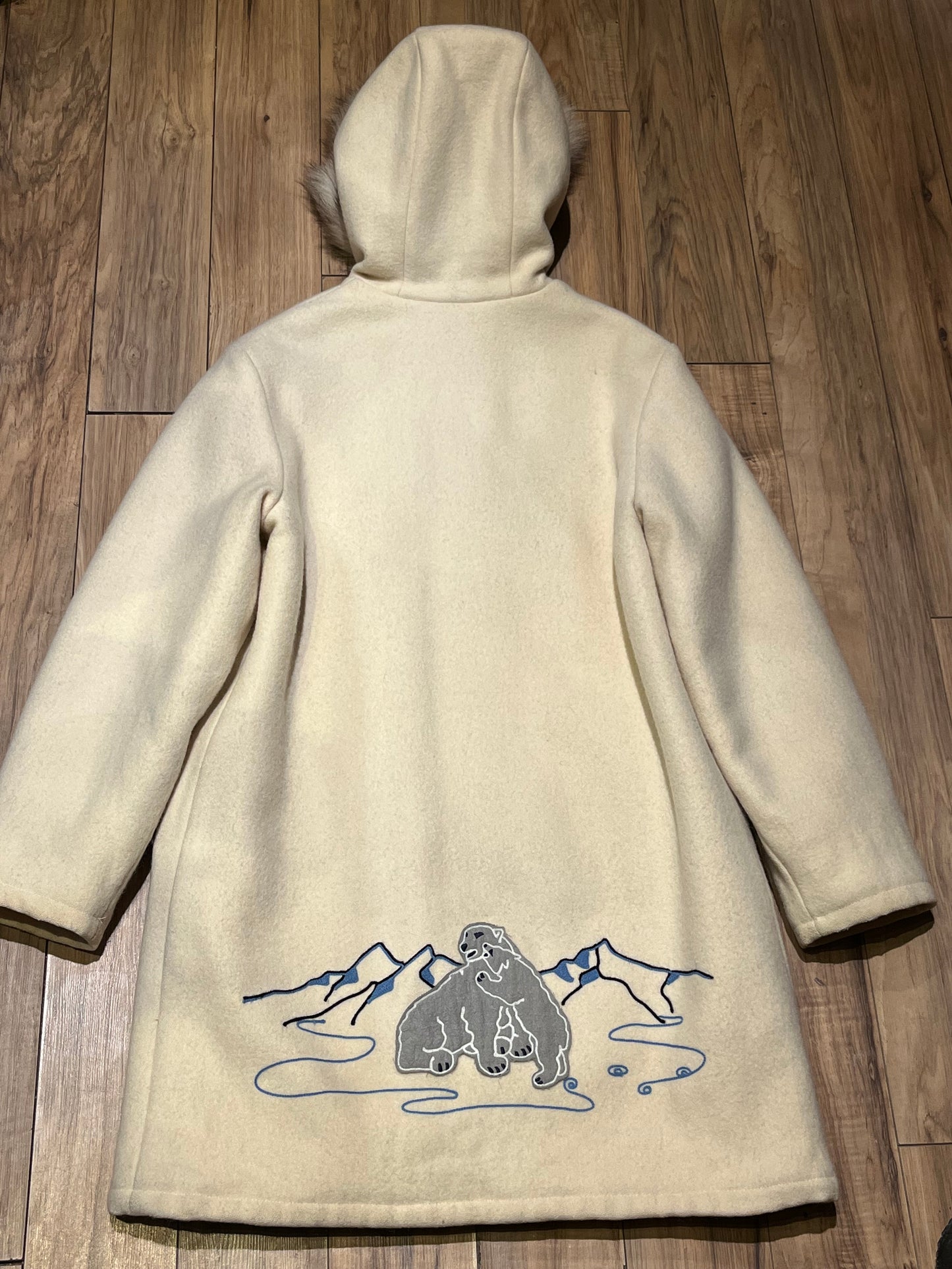 Vintage Gemini Fashions 100% pure virgin wool white northern parka with zipper closer, two front pocket, quilted lining, fox fur trimmed hood and hand embroidered polar bear design
Made in Canada
Chest 44”