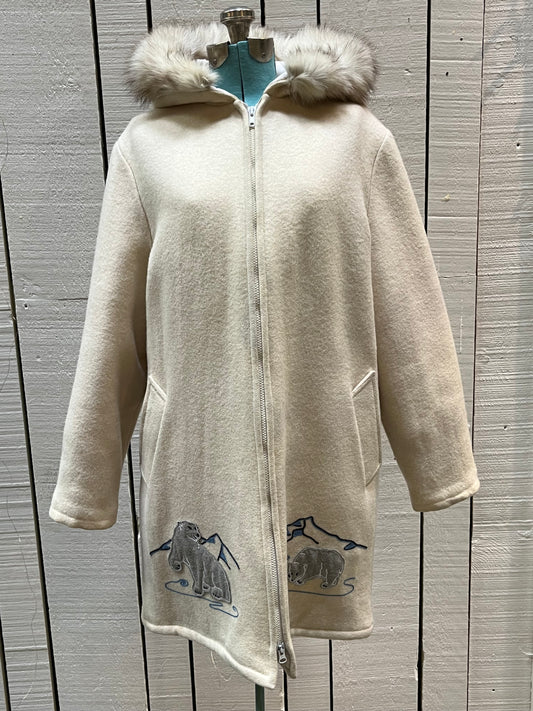 Vintage Gemini Fashions 100% pure virgin wool white northern parka with zipper closer, two front pocket, quilted lining, fox fur trimmed hood and hand embroidered polar bear design
Made in Canada
Chest 44”