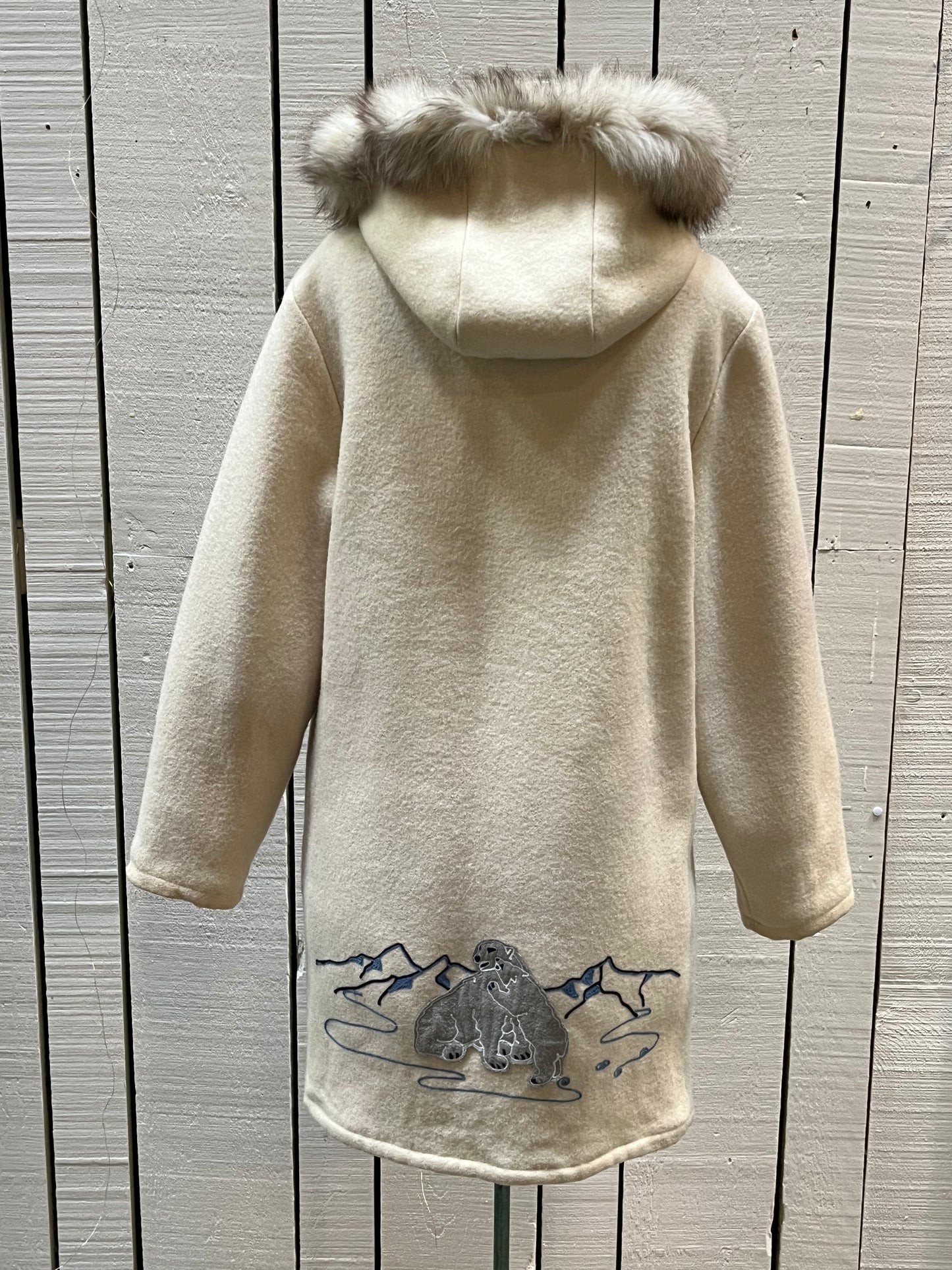 Vintage Gemini Fashions 100% pure virgin wool white northern parka with zipper closer, two front pocket, quilted lining, fox fur trimmed hood and hand embroidered polar bear design
Made in Canada
Chest 44”