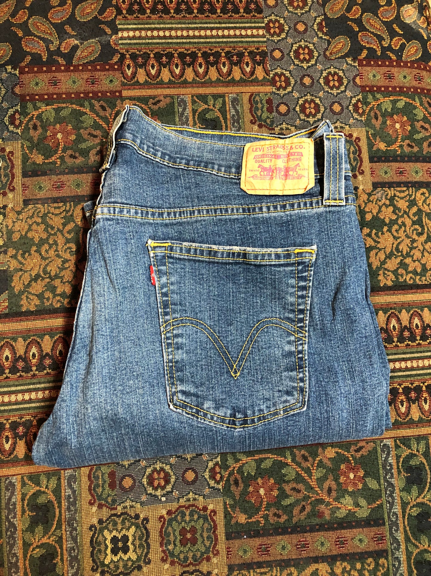 Vintage Levi’s Low Slouch Boot Cut Denim Jeans Red tab Low rise Button fly Boot cut leg. 93% Cotton/ 5% Polyester/ 2% Lycra Medium wash Made in Mexico - Kingspier Vintage