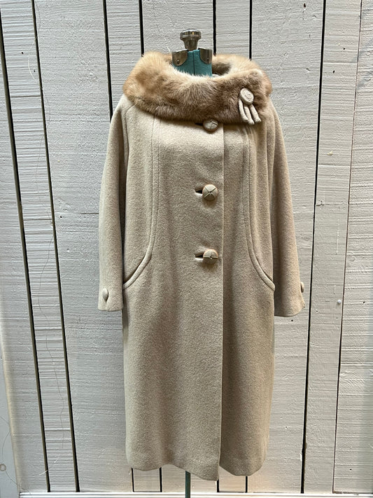 Vintage 50’s Primrose for Mills Brothers Camel Hair Coat with Blonde Fur Collar, large unique button closures, satin lining and two front pockets.
Made in Canada
Chest 44”