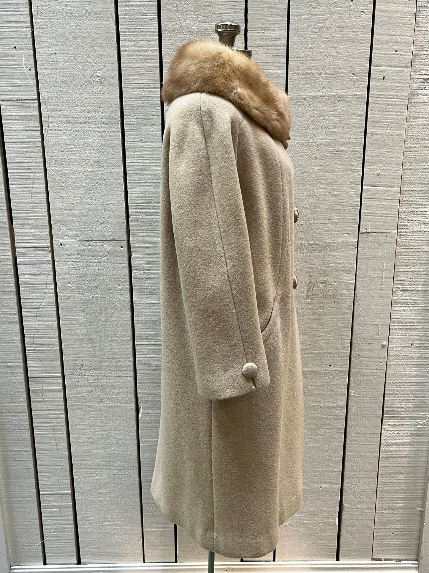 Vintage 50’s Primrose for Mills Brothers Camel Hair Coat with Blonde Fur Collar, large unique button closures, satin lining and two front pockets.
Made in Canada
Chest 44”