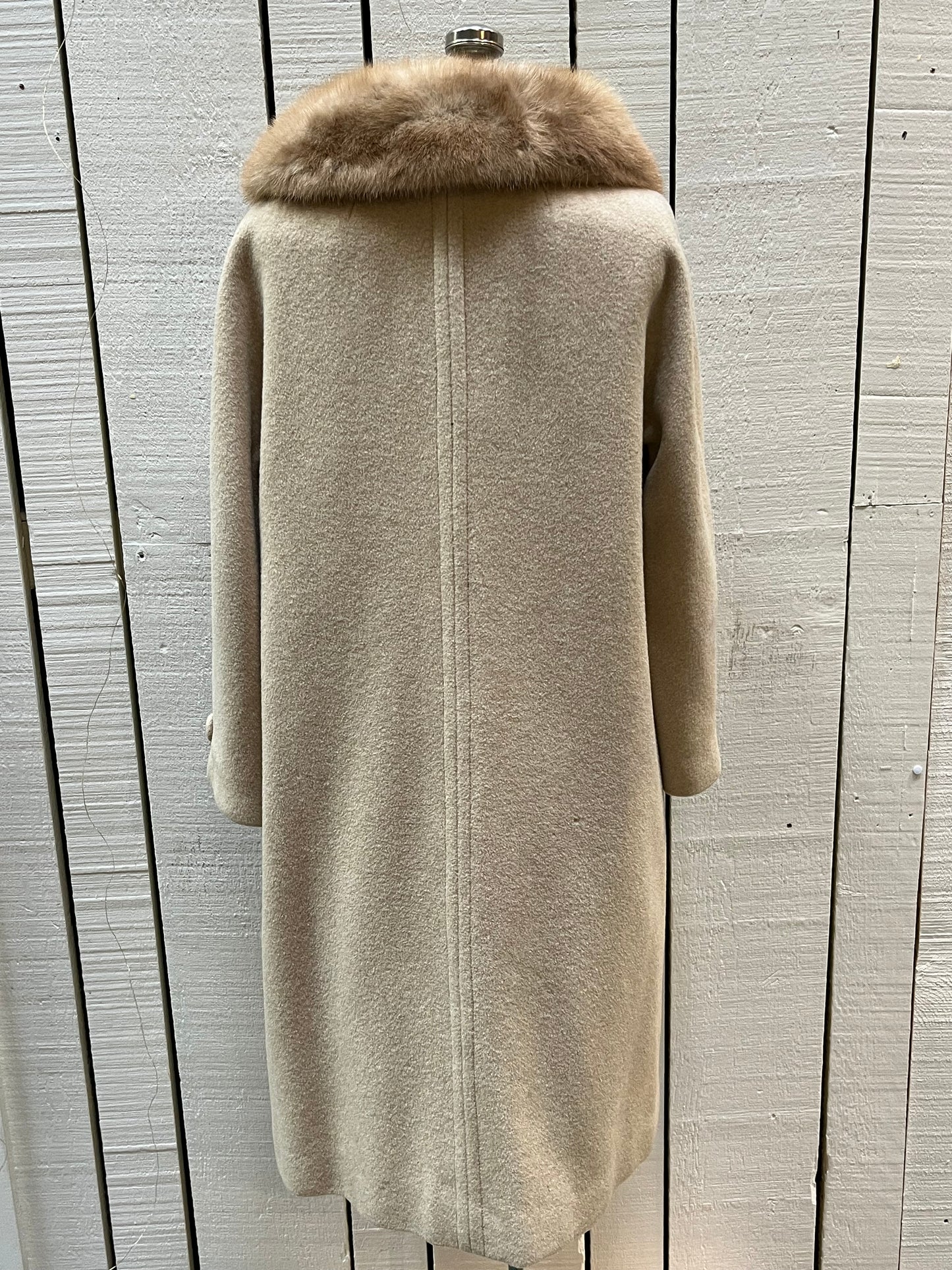 Vintage 50’s Primrose for Mills Brothers Camel Hair Coat with Blonde Fur Collar, large unique button closures, satin lining and two front pockets.
Made in Canada
Chest 44”