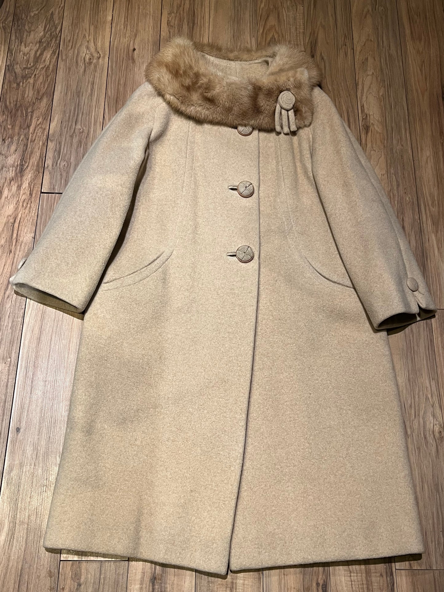 Vintage 50’s Primrose for Mills Brothers Camel Hair Coat with Blonde Fur Collar, large unique button closures, satin lining and two front pockets.
Made in Canada
Chest 44”
