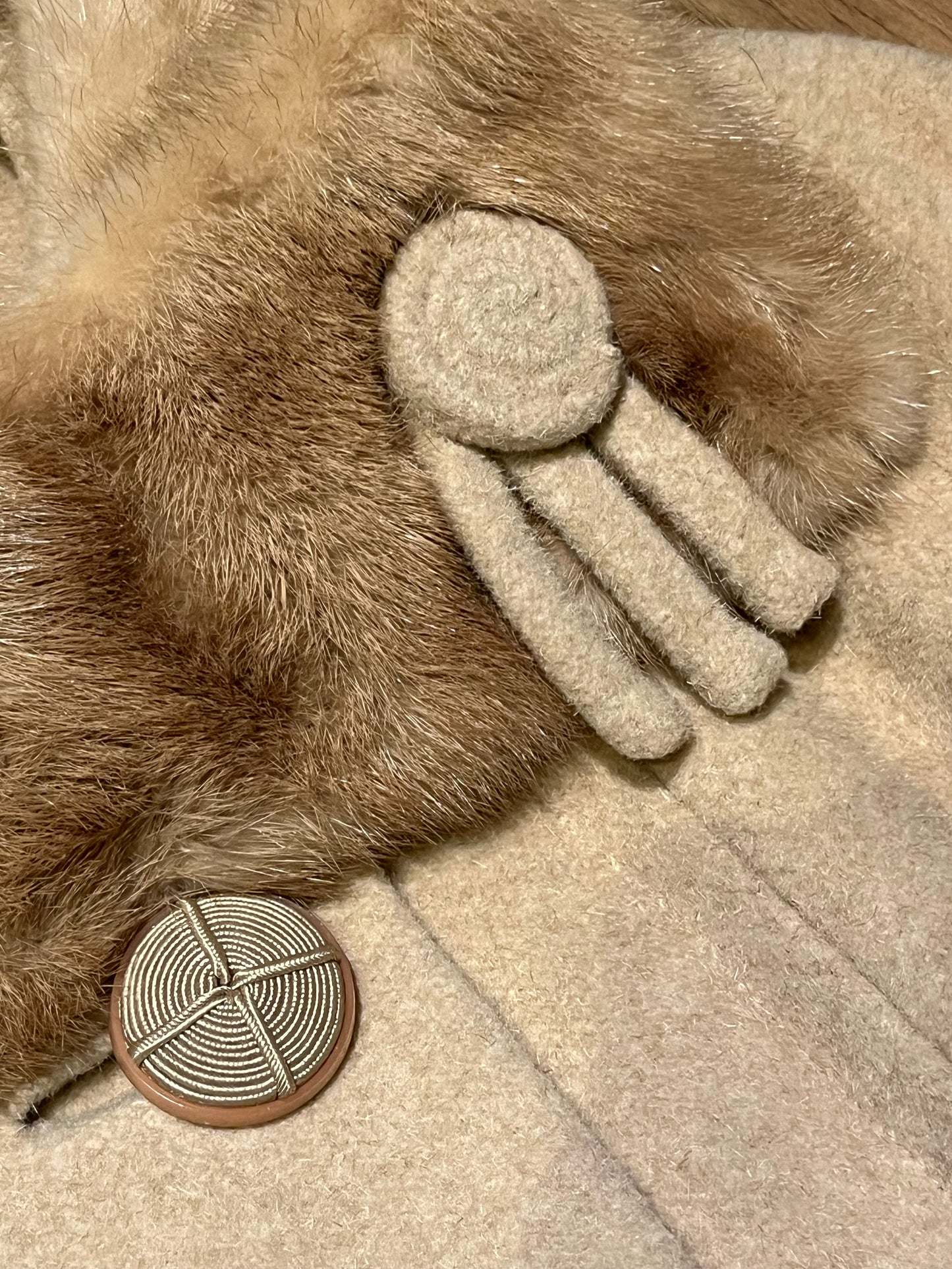 Vintage 50’s Primrose for Mills Brothers Camel Hair Coat with Blonde Fur Collar, large unique button closures, satin lining and two front pockets.
Made in Canada
Chest 44”