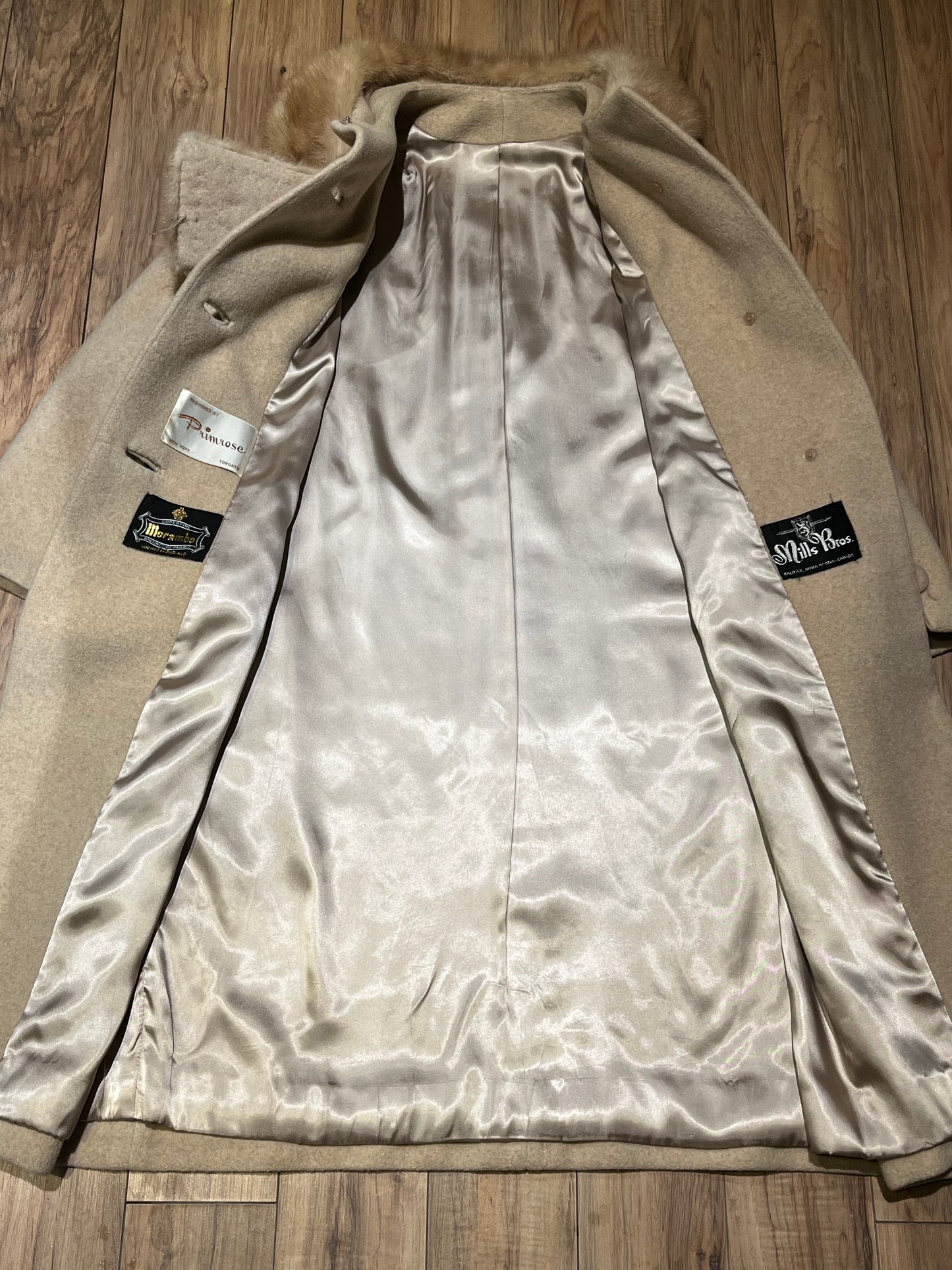 Vintage 50’s Primrose for Mills Brothers Camel Hair Coat with Blonde Fur Collar, large unique button closures, satin lining and two front pockets.
Made in Canada
Chest 44”