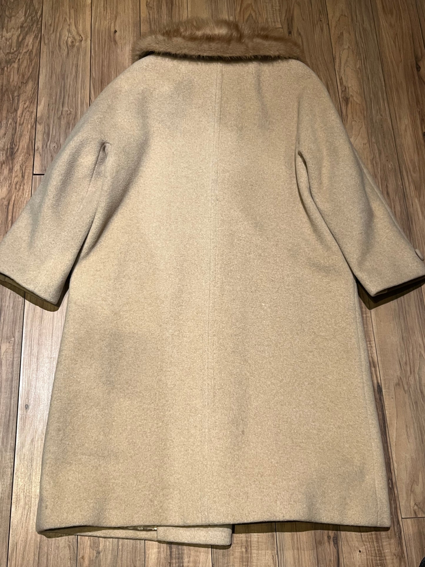 Vintage 50’s Primrose for Mills Brothers Camel Hair Coat with Blonde Fur Collar, large unique button closures, satin lining and two front pockets.
Made in Canada
Chest 44”