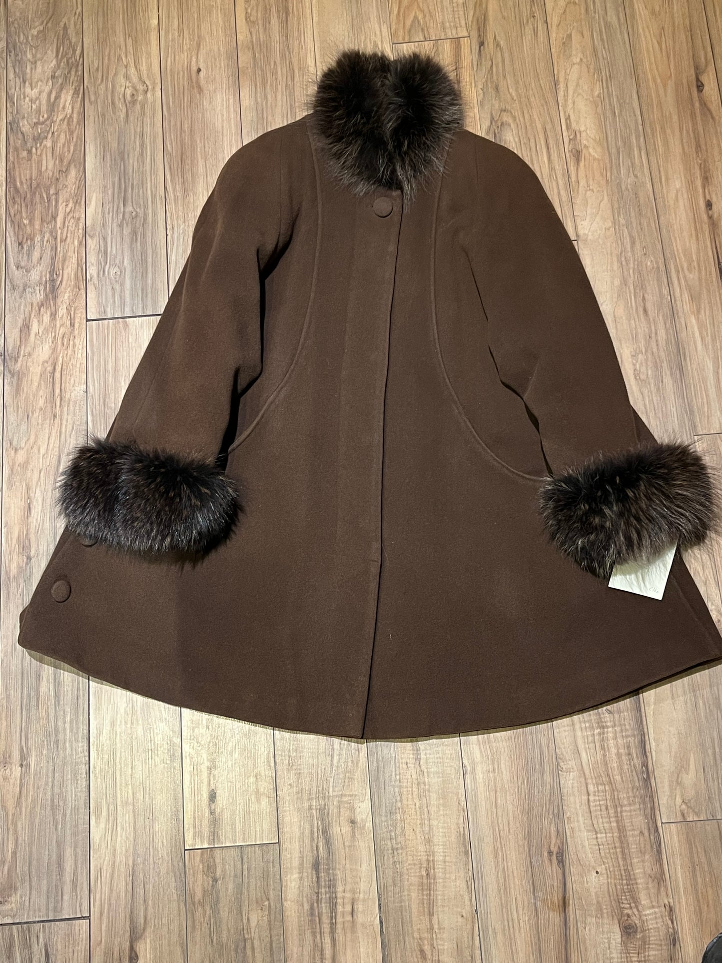 Vintage Rontex International for Eaton brown 100% wool swing coat with raccoon fur trim, button closures and two front pockets.
Made in Canada
Chest 50”