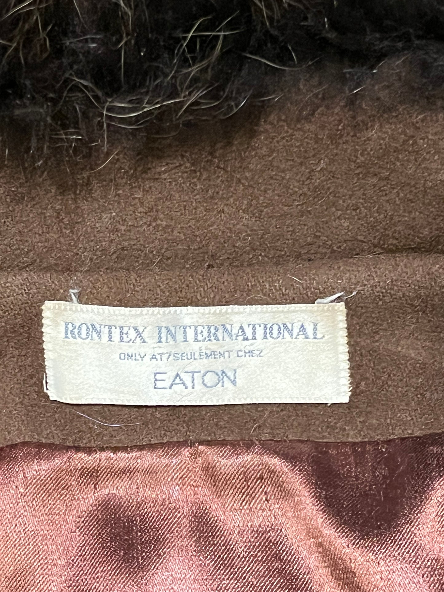 Vintage Rontex International for Eaton brown 100% wool swing coat with raccoon fur trim, button closures and two front pockets.
Made in Canada
Chest 50”