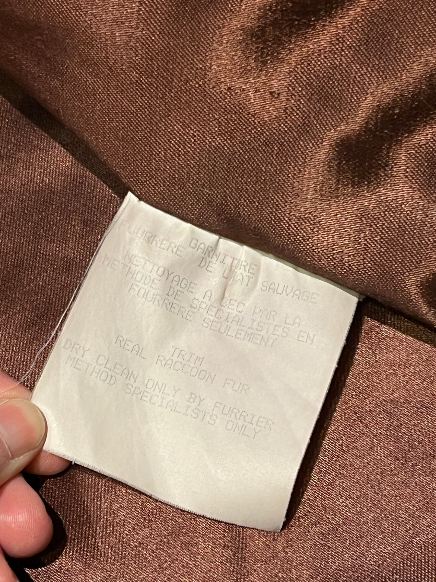 Vintage Rontex International for Eaton brown 100% wool swing coat with raccoon fur trim, button closures and two front pockets.
Made in Canada
Chest 50”