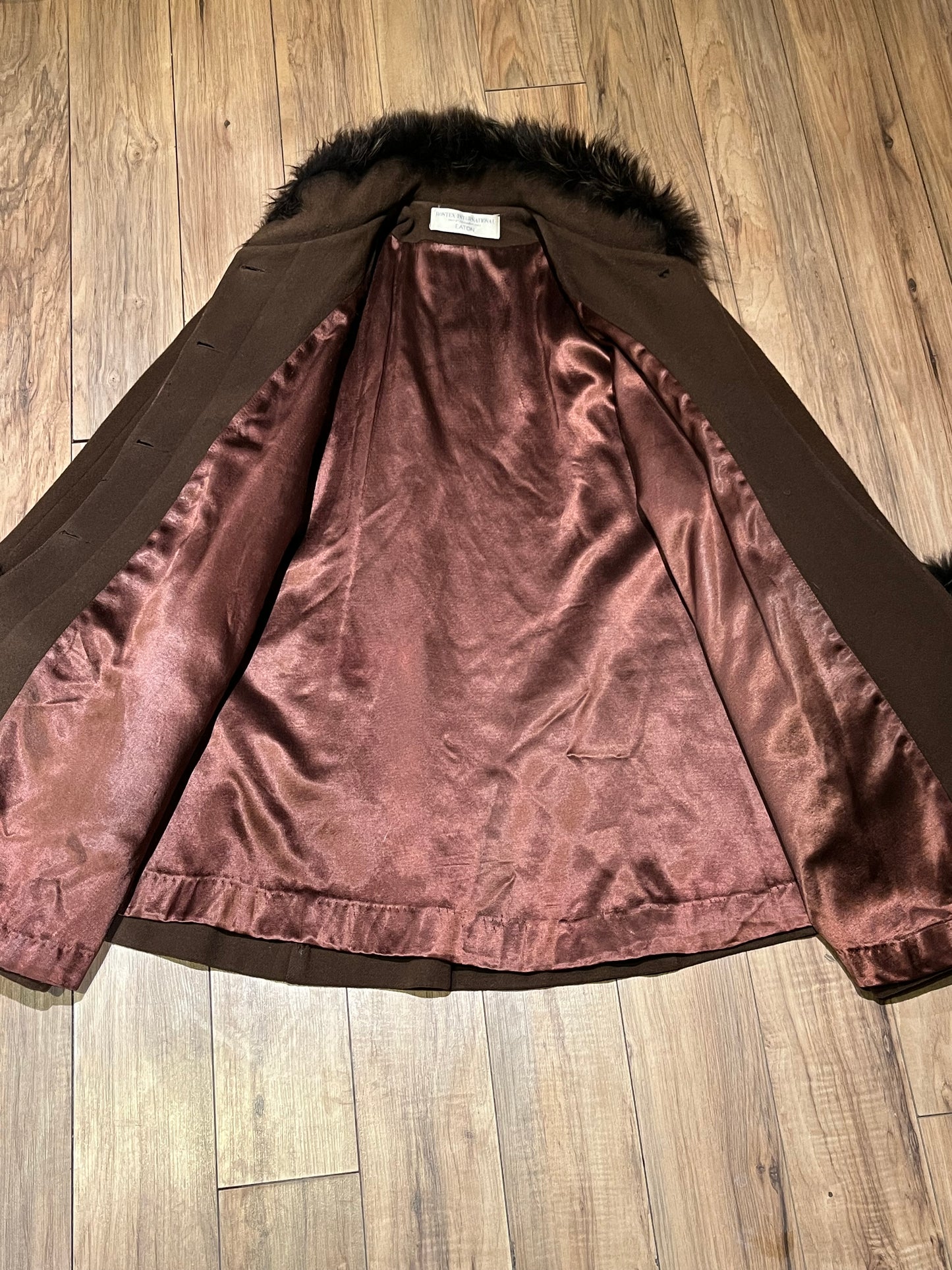 Vintage Rontex International for Eaton brown 100% wool swing coat with raccoon fur trim, button closures and two front pockets.
Made in Canada
Chest 50”