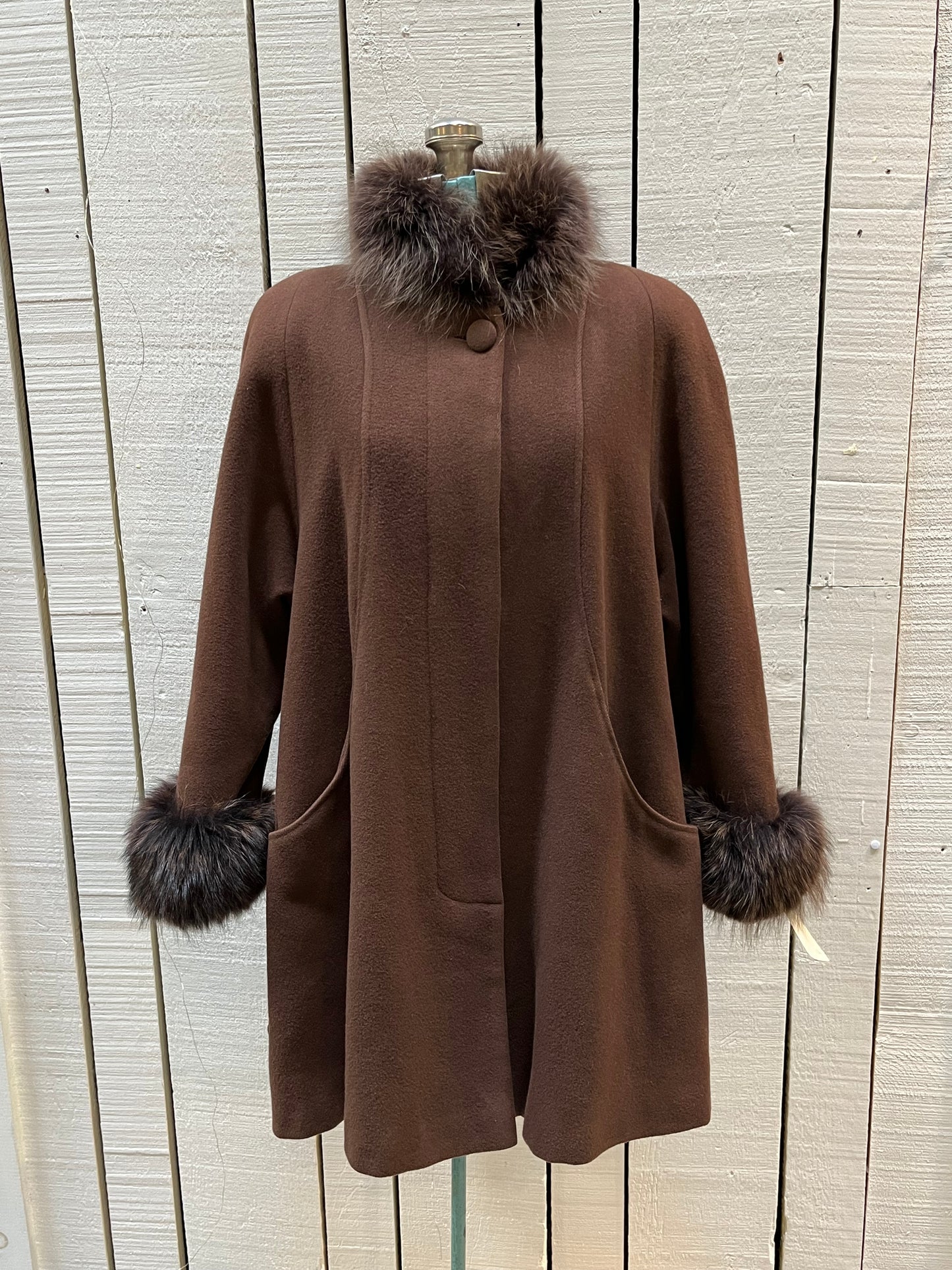 Vintage Rontex International for Eaton brown 100% wool swing coat with raccoon fur trim, button closures and two front pockets.
Made in Canada
Chest 50”