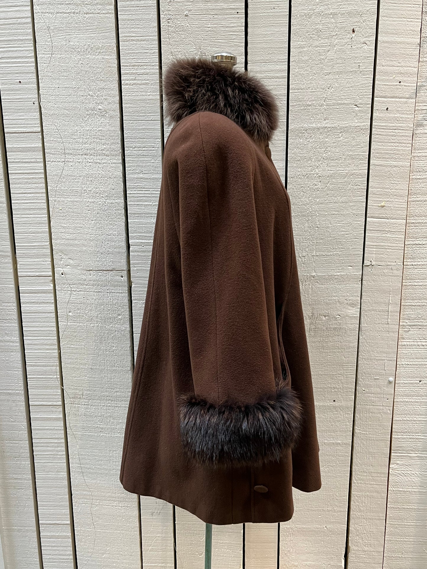 Vintage Rontex International for Eaton brown 100% wool swing coat with raccoon fur trim, button closures and two front pockets.
Made in Canada
Chest 50”