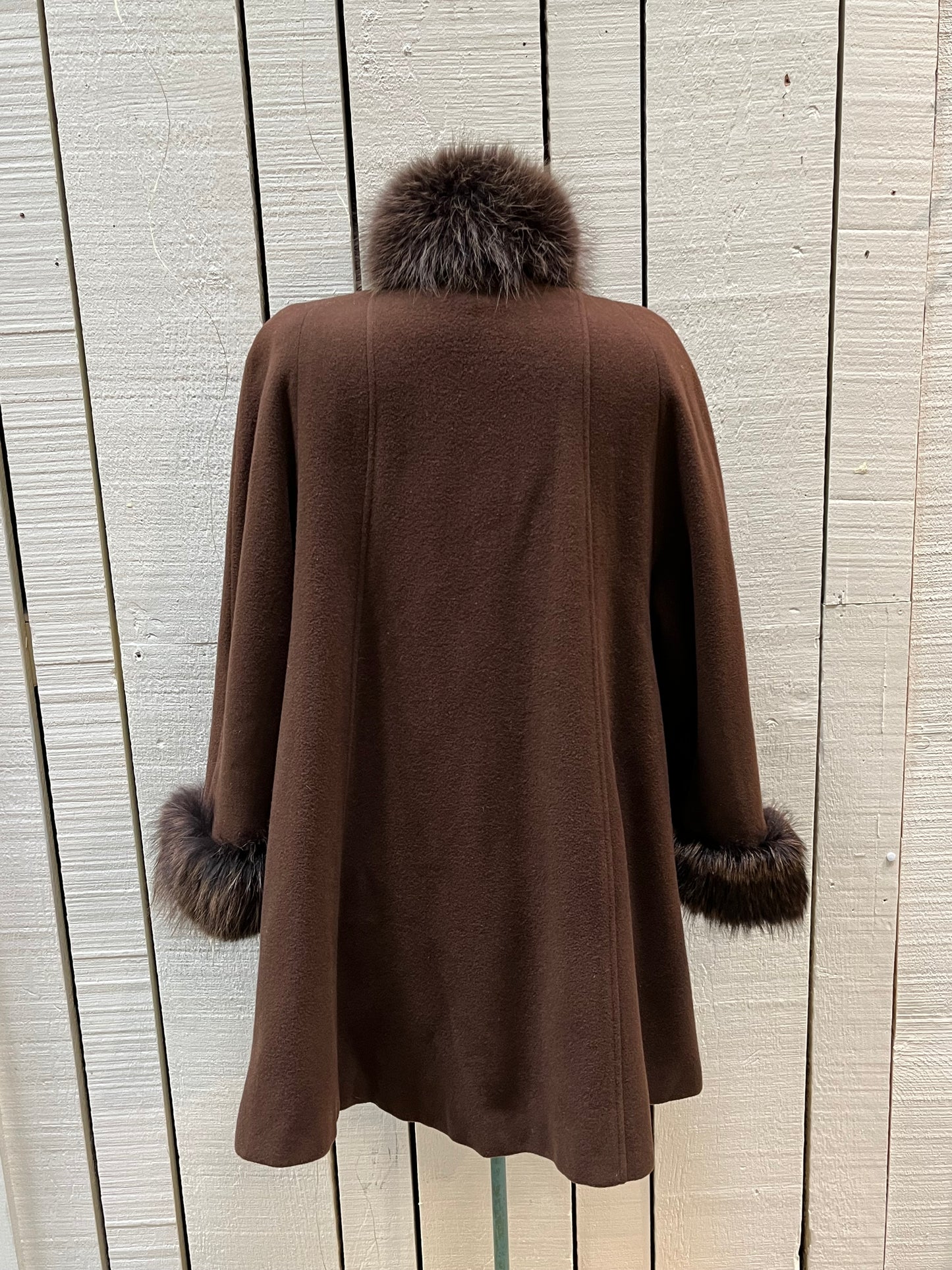 Vintage Rontex International for Eaton brown 100% wool swing coat with raccoon fur trim, button closures and two front pockets.
Made in Canada
Chest 50”