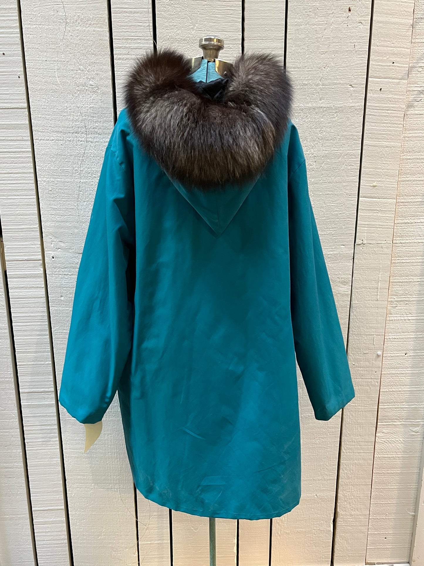 Vintage teal northern parka with fur trimmed hood, fur pom poms, zipper closure, patch pockets in the front and hand embroidered details.
Chest 46”