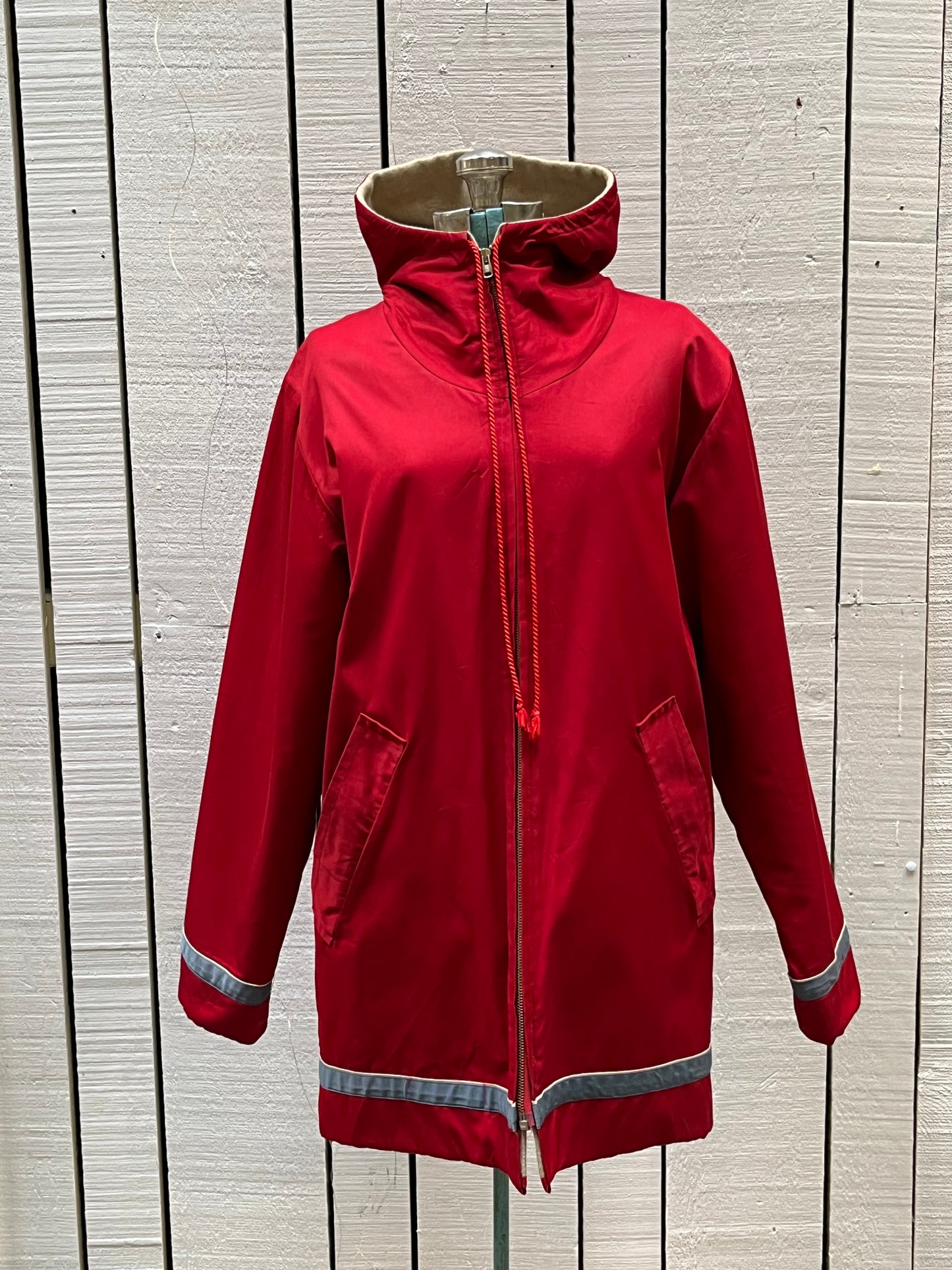 Vintage red northern parka with cotton shell, wool lining, zipper closure and two front pockets.
Chest 44”