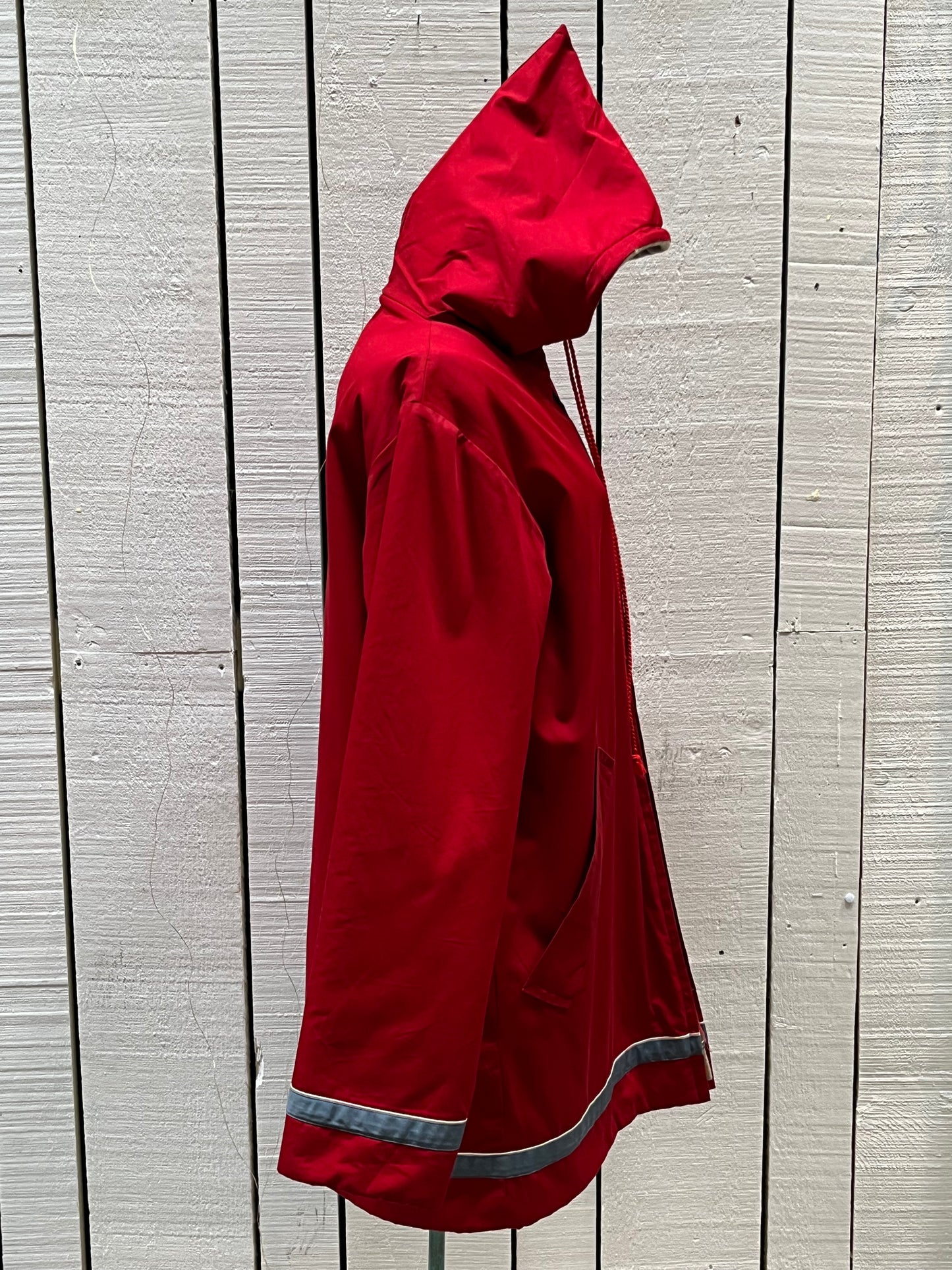 Vintage red northern parka with cotton shell, wool lining, zipper closure and two front pockets.
Chest 44”