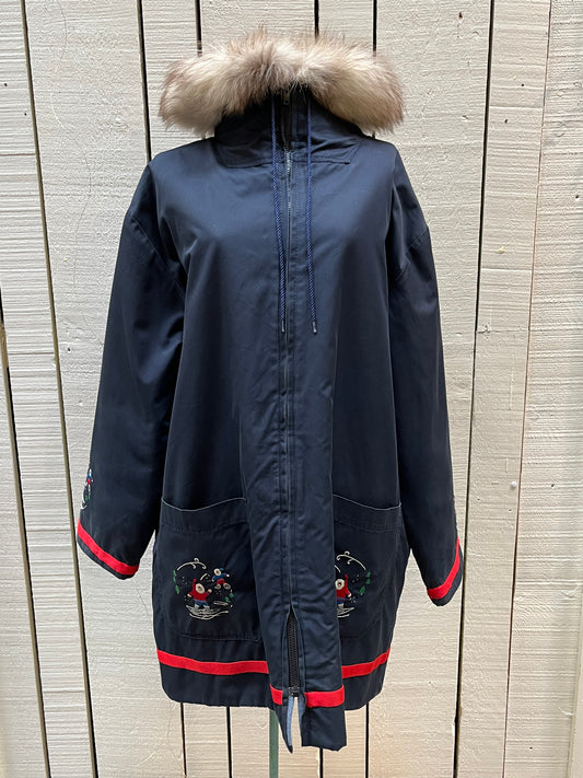 Vintage 80’s Grenfell Handicrafts navy blue northern parka with 100% cotton shell, wool lining,zipper closure,two patch pockets, fur trimmed hood and hand embroidered snowshoeing details.
Handmade in Canada
Chest 54”