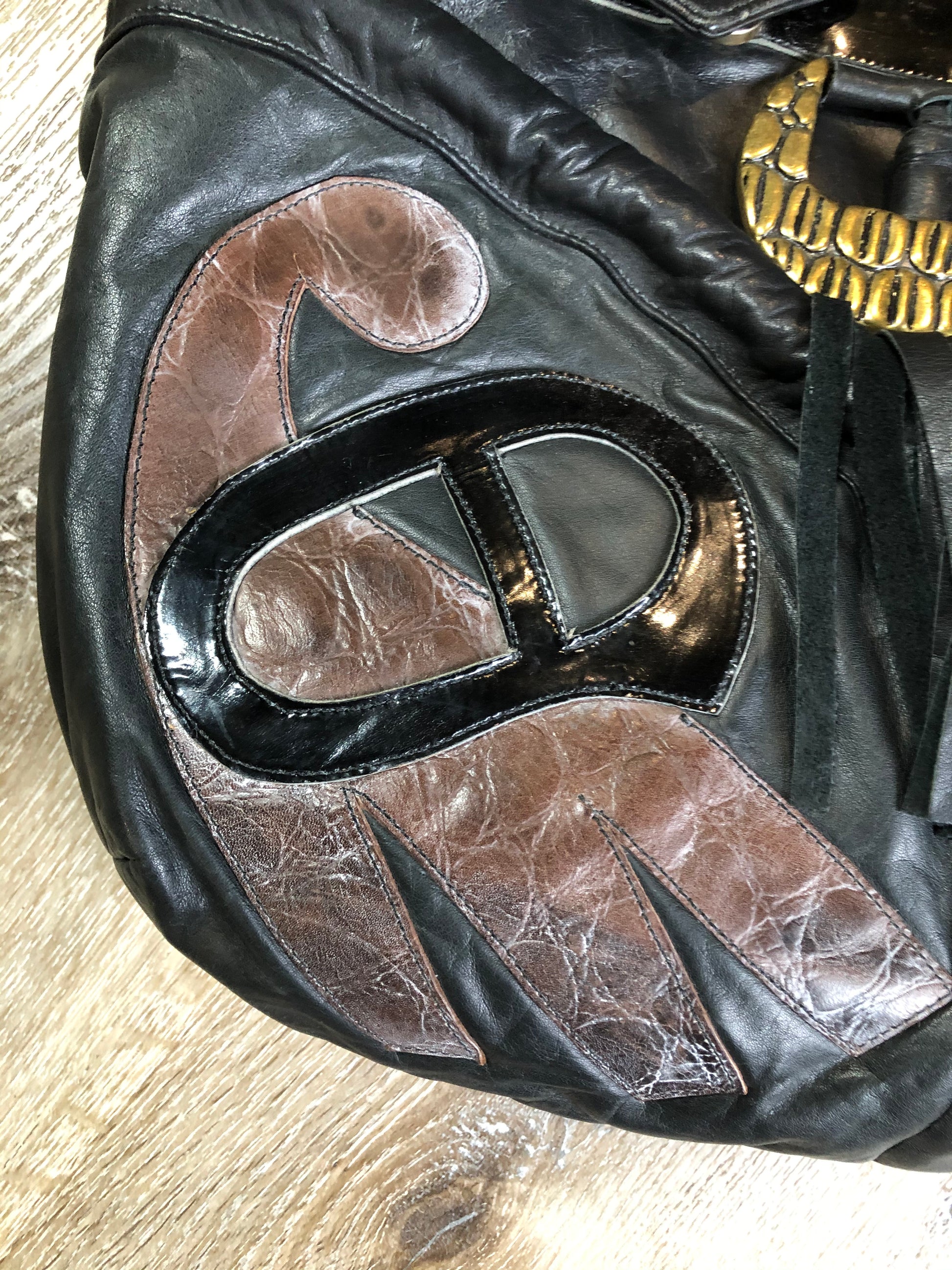 Kingspier Vintage - Upcycled leather bag with top handle, loops to attach a longer strap. (strap not included), snap closures, dinosaur and wooly mammoth design, a tassel and some other unique leather details.
Length - 18”
Width - 4”
Height - 13”
This bag is in great condition with some minor wear.