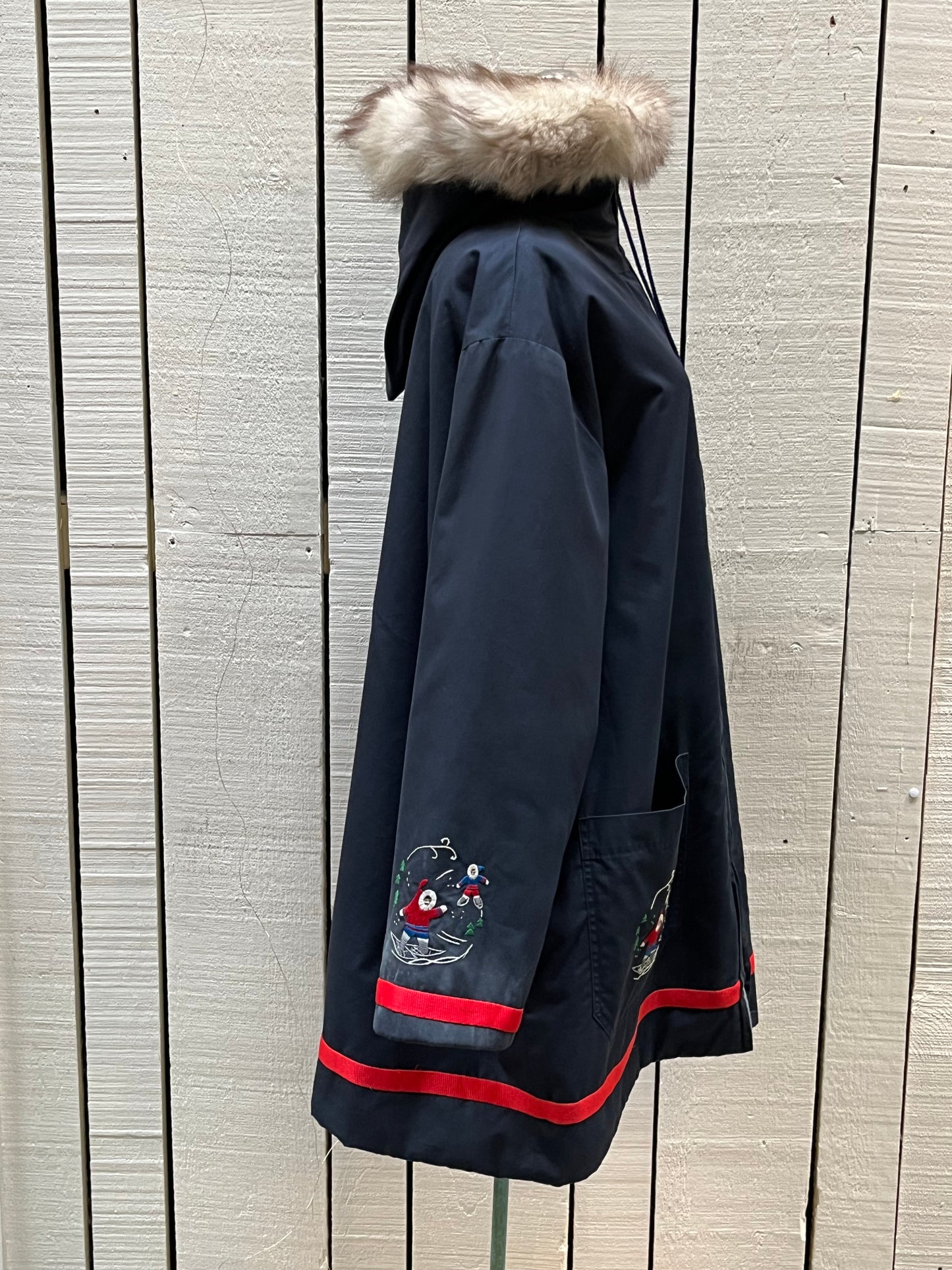 Vintage 80’s Grenfell Handicrafts navy blue northern parka with 100% cotton shell, wool lining,zipper closure,two patch pockets, fur trimmed hood and hand embroidered snowshoeing details.
Handmade in Canada
Chest 54”