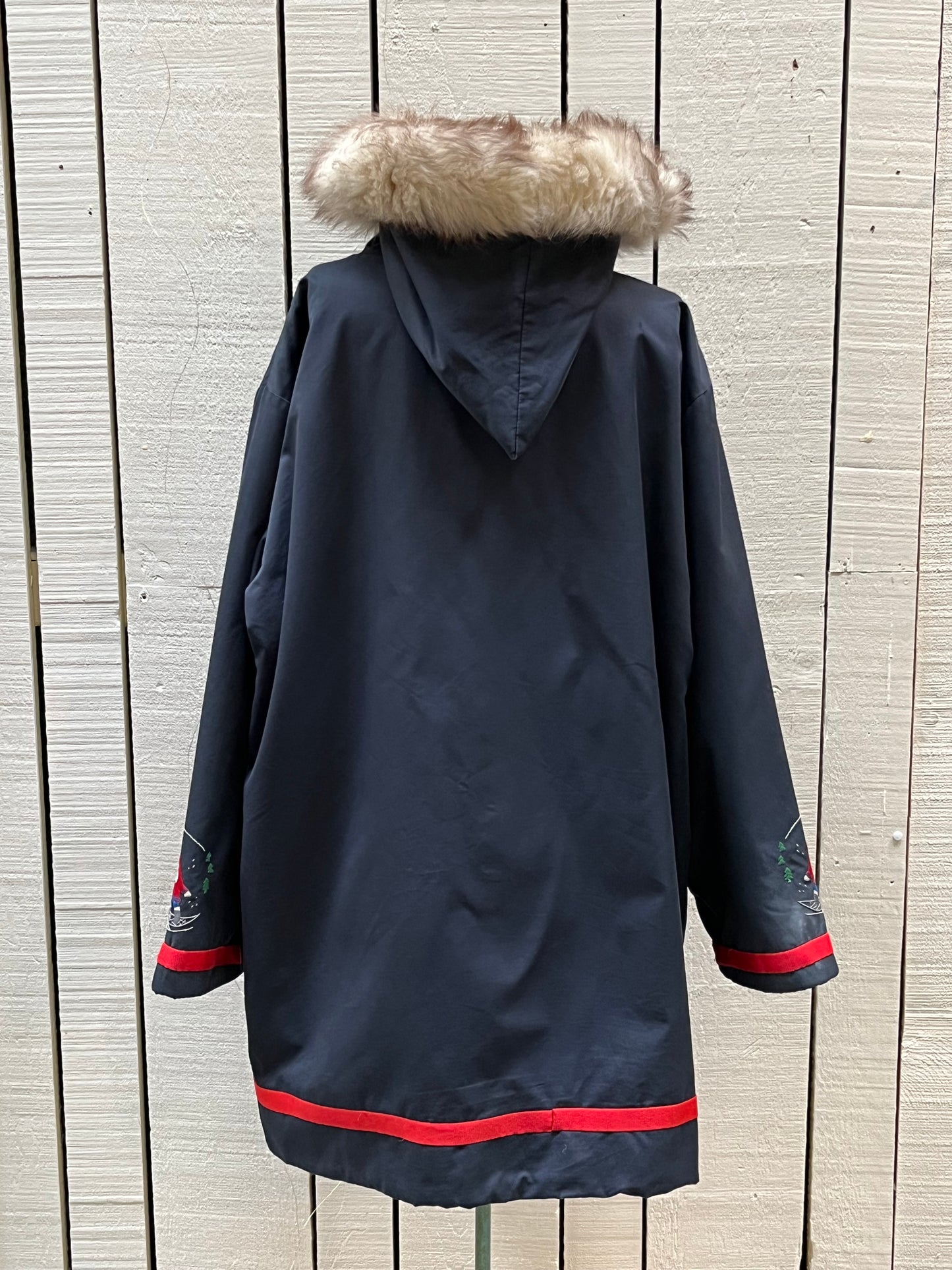 Vintage 80’s Grenfell Handicrafts navy blue northern parka with 100% cotton shell, wool lining,zipper closure,two patch pockets, fur trimmed hood and hand embroidered snowshoeing details.
Handmade in Canada
Chest 54”