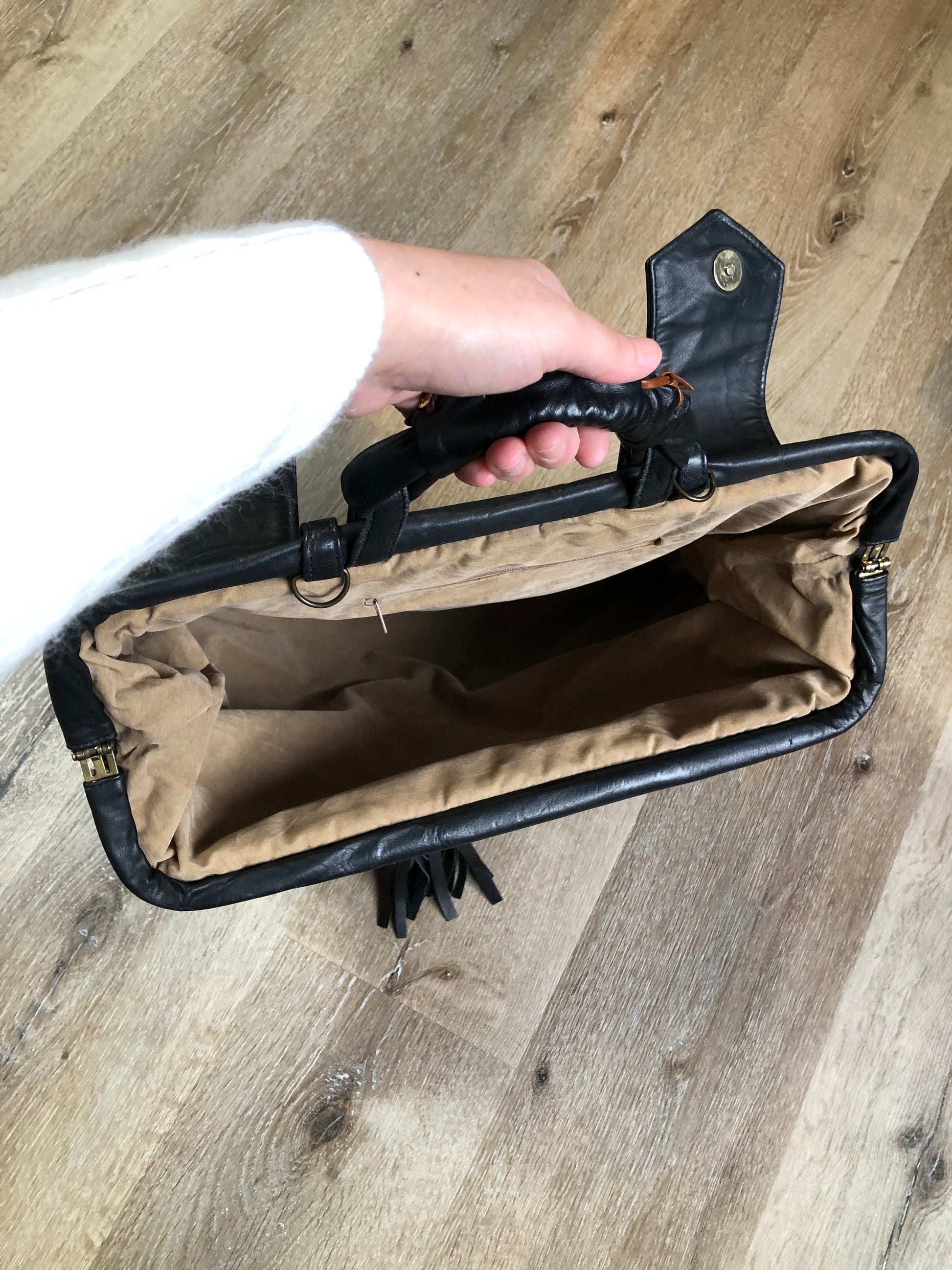 Kingspier Vintage - Upcycled leather bag with top handle, loops to attach a longer strap. (strap not included), snap closures, dinosaur and wooly mammoth design, a tassel and some other unique leather details.
Length - 18”
Width - 4”
Height - 13”
This bag is in great condition with some minor wear.