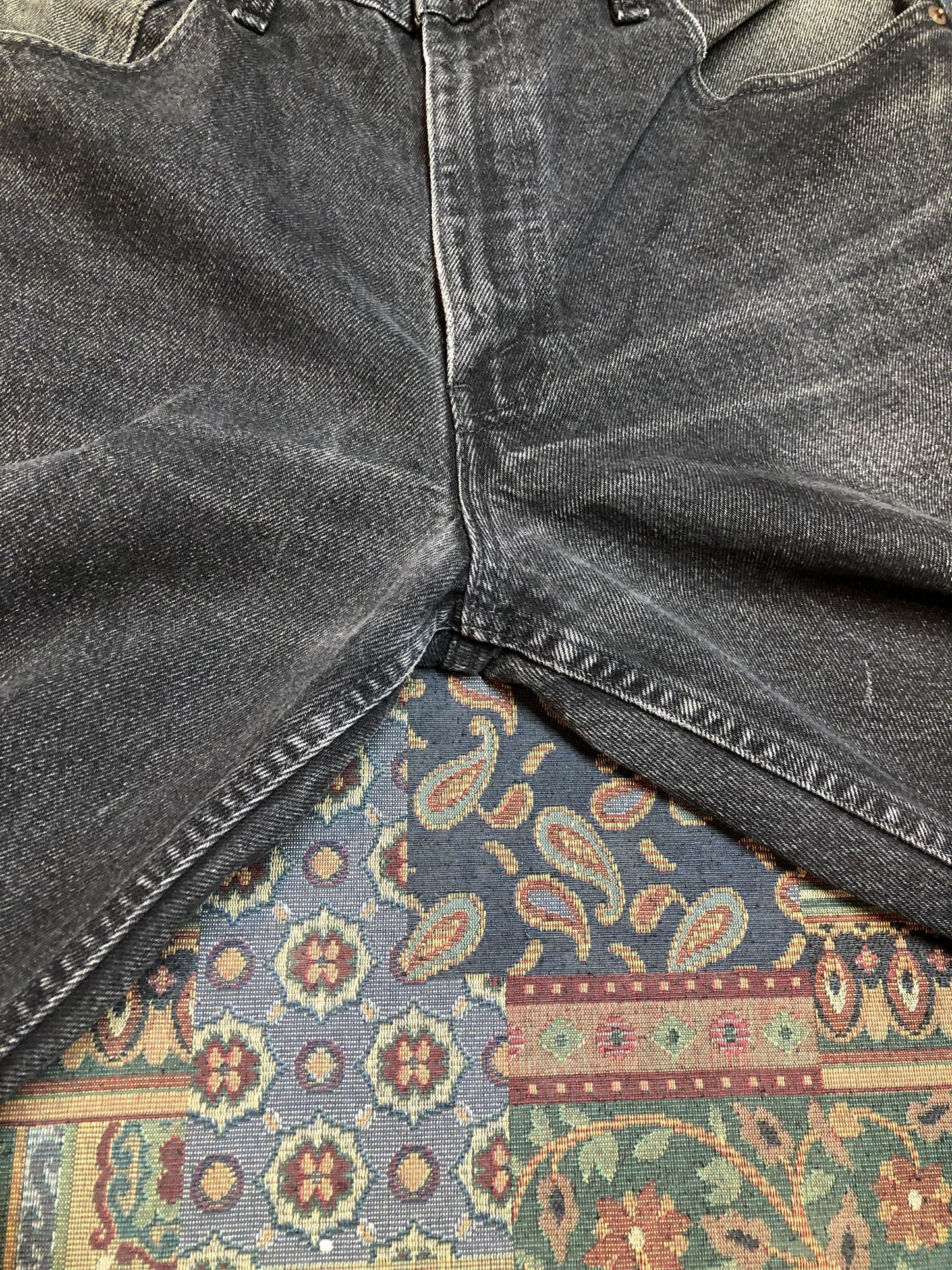 Levi’s 550 - 36”x28” Black Denim Jeans Vintage Red Tab High rise Button fly Tapered leg Tagged 36”x30” 100% Cotton Button stamped “217” Made in Canada - Kingspier Vintage