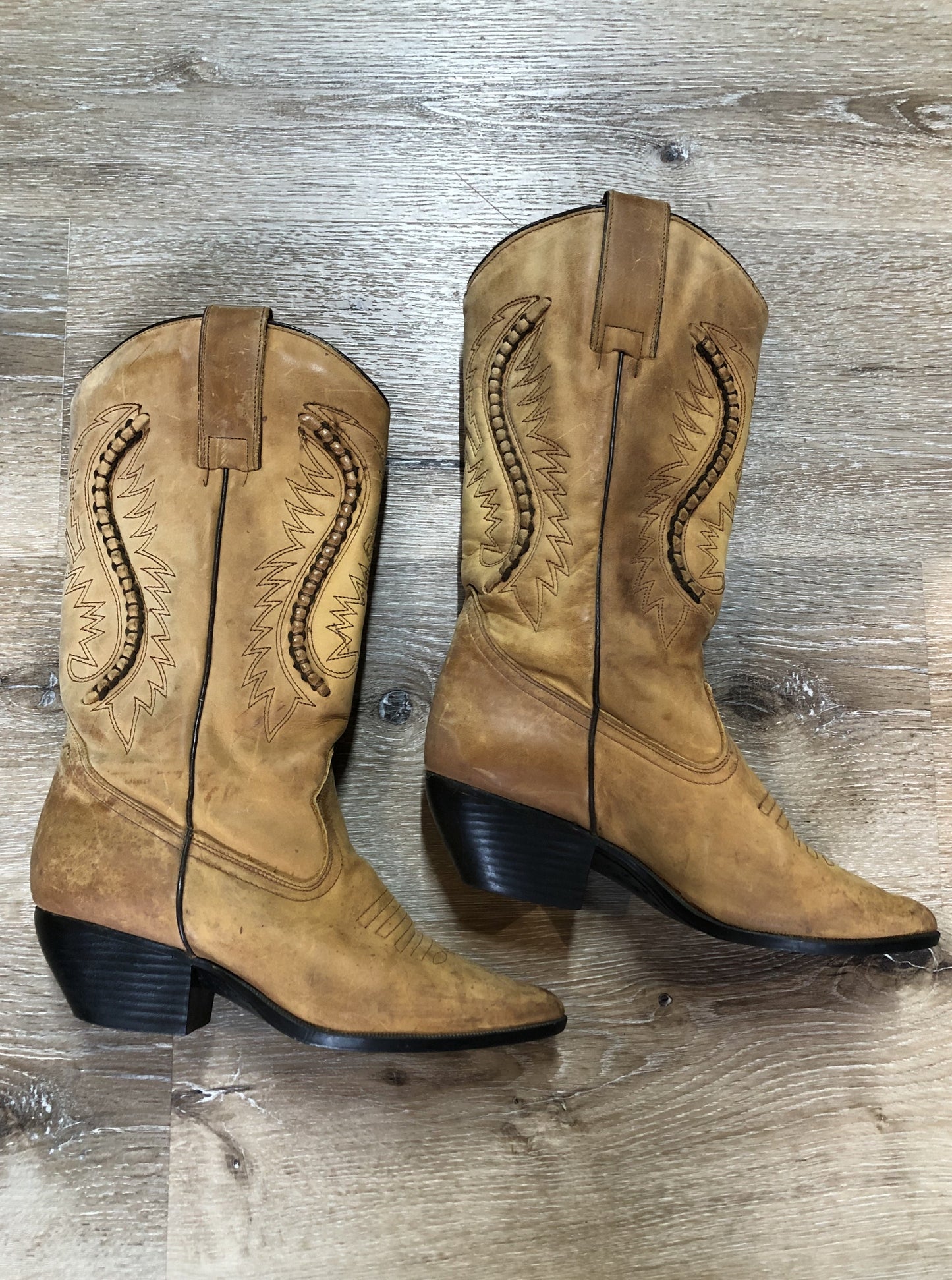 Kingspier Vintage - Tan cowboy boots with decorative stitching. Made in Mexico
Size 6.5 Womens
The leather uppers have some wear and the soles are in excellent condition.