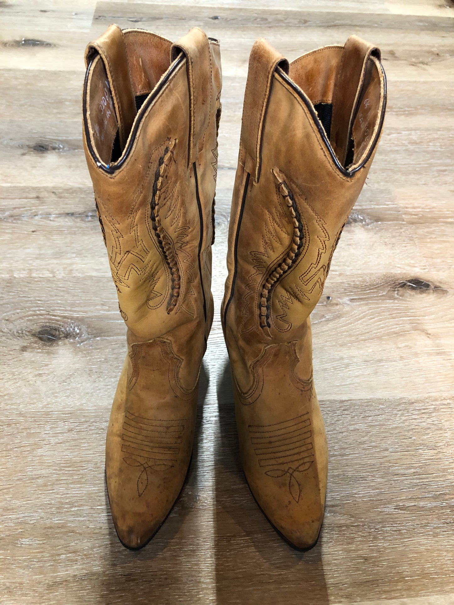 Kingspier Vintage - Tan cowboy boots with decorative stitching. Made in Mexico
Size 6.5 Womens
The leather uppers have some wear and the soles are in excellent condition.