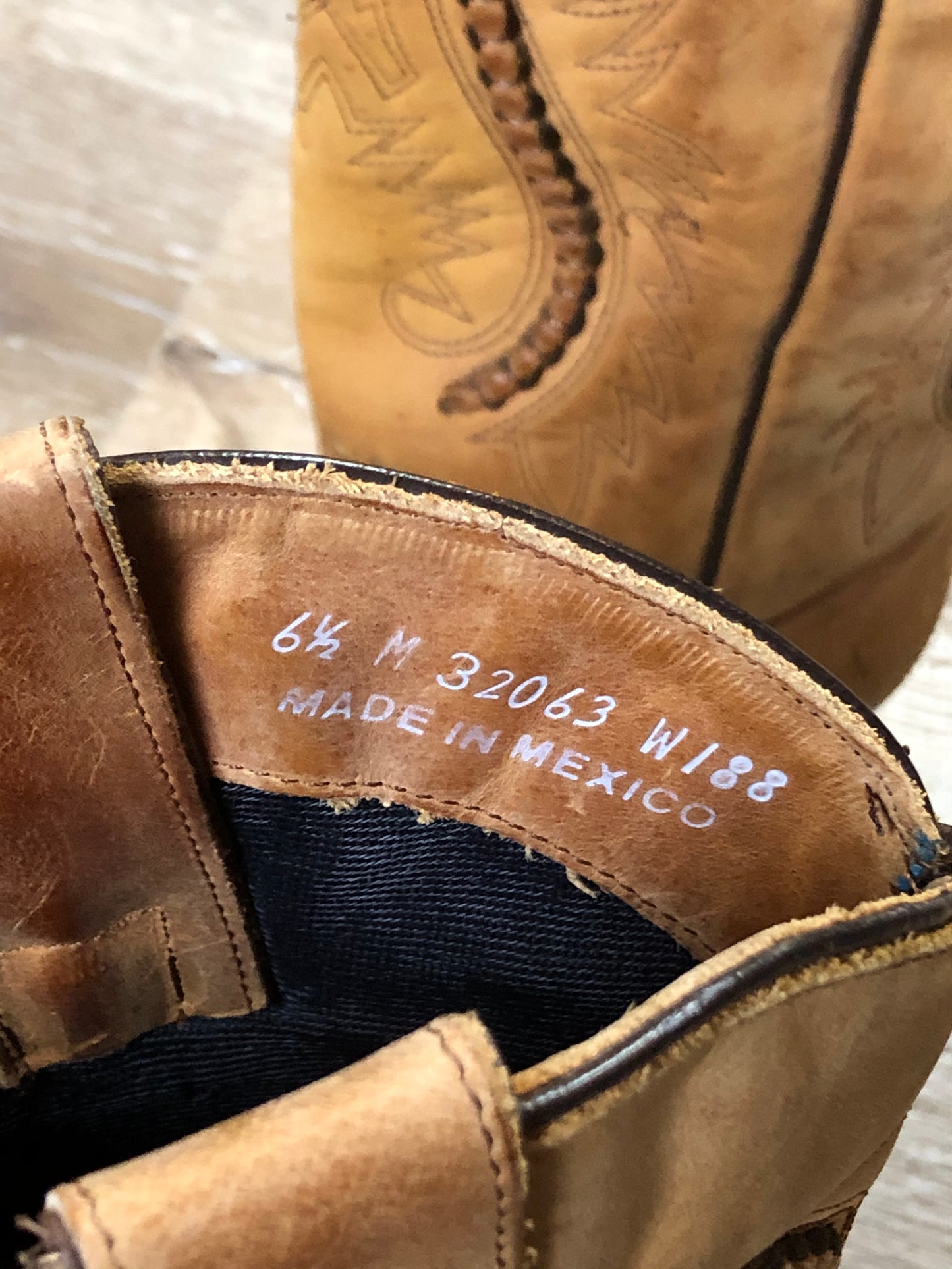 Kingspier Vintage - Tan cowboy boots with decorative stitching. Made in Mexico
Size 6.5 Womens
The leather uppers have some wear and the soles are in excellent condition.