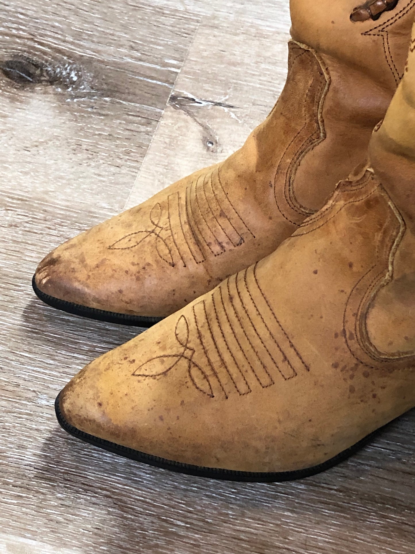 Kingspier Vintage - Tan cowboy boots with decorative stitching. Made in Mexico
Size 6.5 Womens
The leather uppers have some wear and the soles are in excellent condition.
