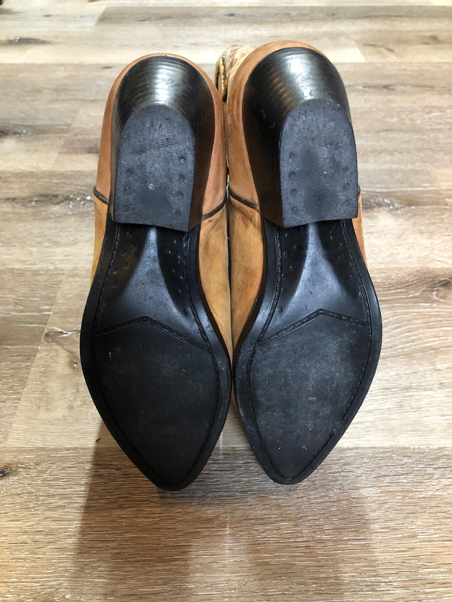 Kingspier Vintage - Tan cowboy boots with decorative stitching. Made in Mexico
Size 6.5 Womens
The leather uppers have some wear and the soles are in excellent condition.