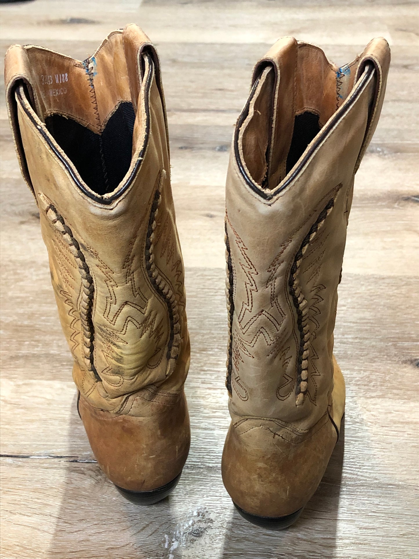 Kingspier Vintage - Tan cowboy boots with decorative stitching. Made in Mexico
Size 6.5 Womens
The leather uppers have some wear and the soles are in excellent condition.