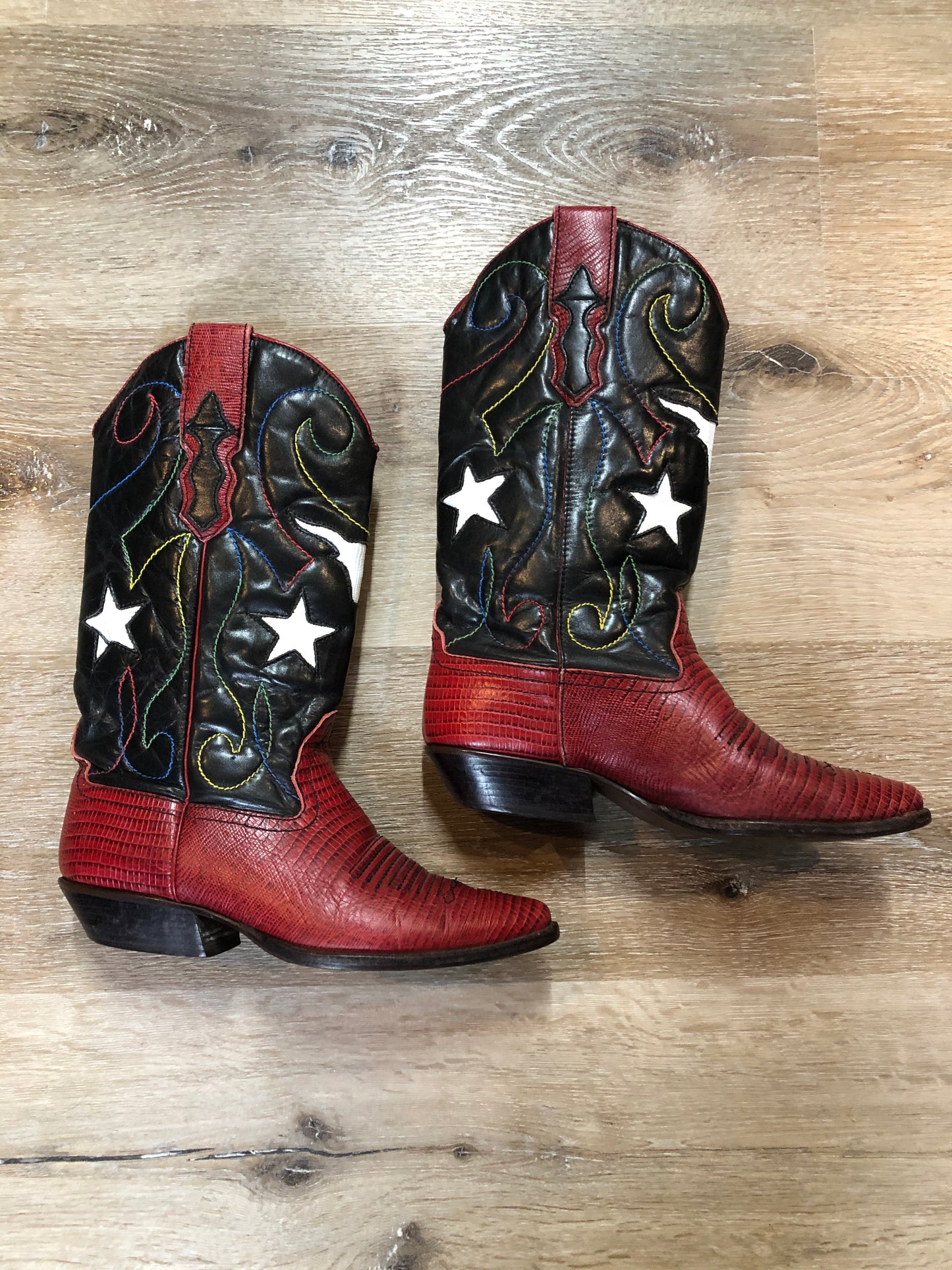 Kingspier Vintage - Nine West cowboy boots in black leather and red croc-embossed leather. The boot features a star motif with multi-coloured stitching.
Size 6 Womens
The leather uppers and soles are in excellent condition.
