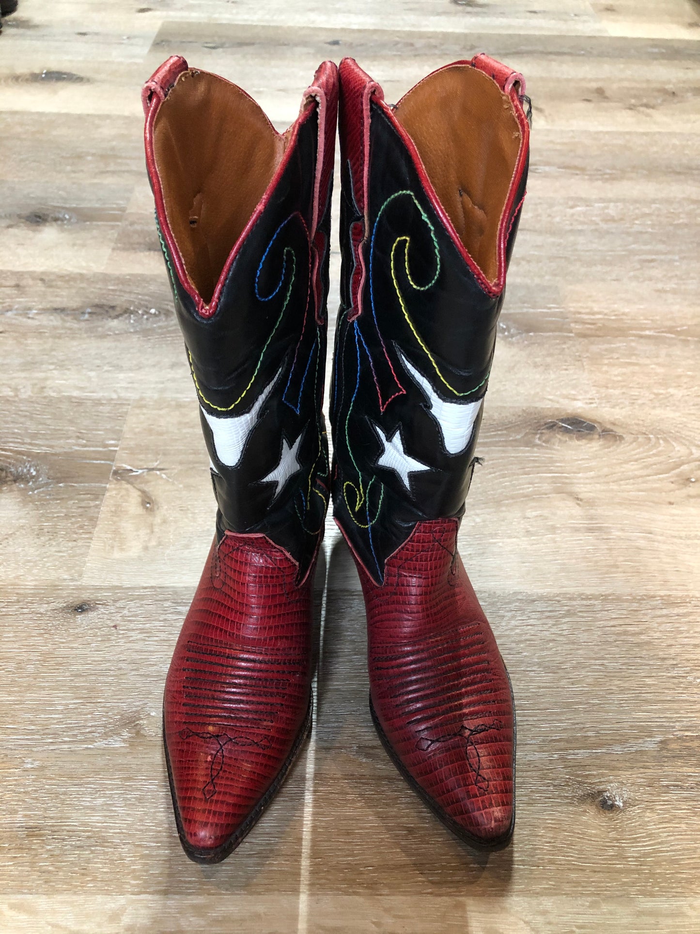 Kingspier Vintage - Nine West cowboy boots in black leather and red croc-embossed leather. The boot features a star motif with multi-coloured stitching.
Size 6 Womens
The leather uppers and soles are in excellent condition.