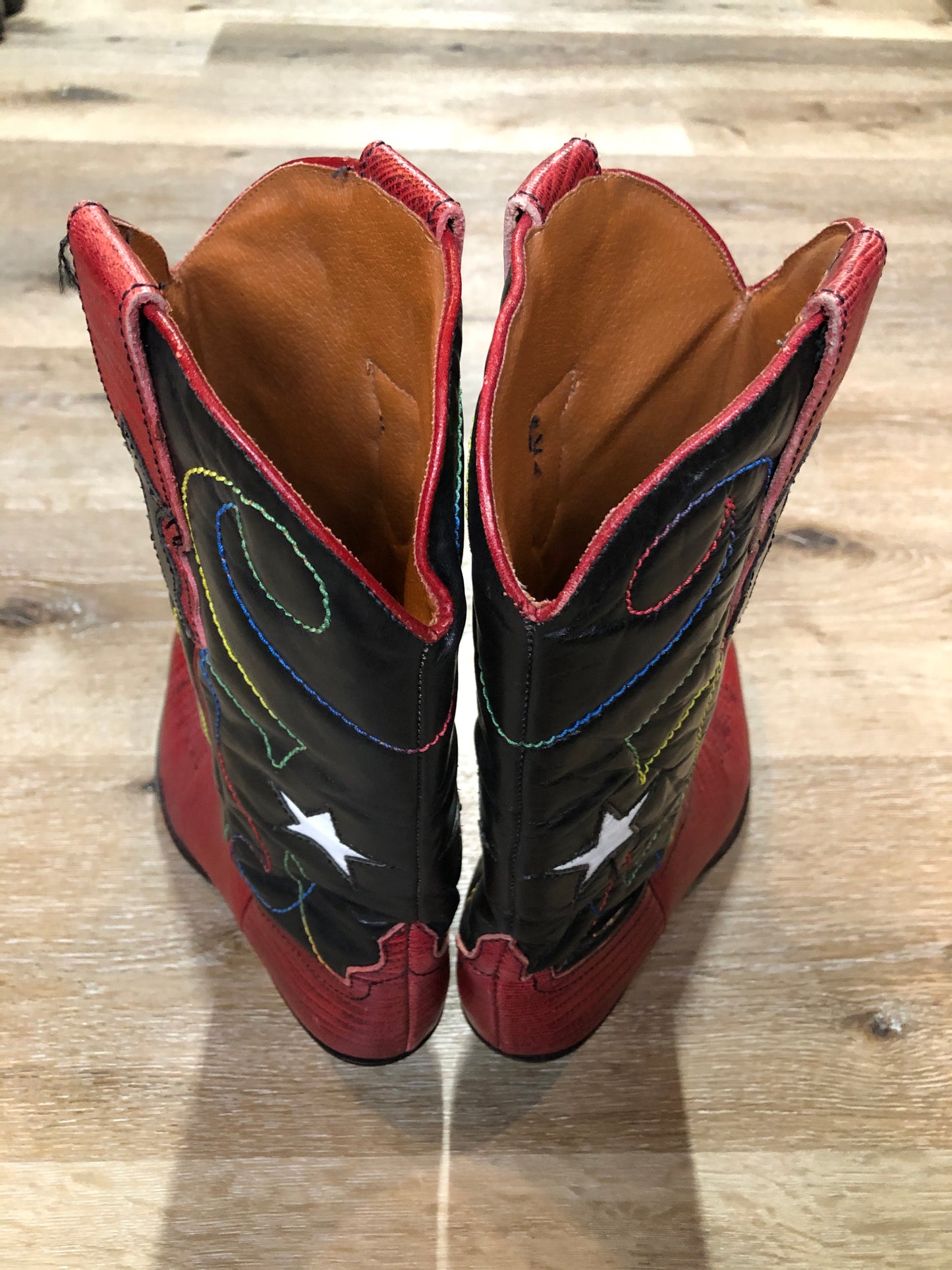 Kingspier Vintage - Nine West cowboy boots in black leather and red croc-embossed leather. The boot features a star motif with multi-coloured stitching.
Size 6 Womens
The leather uppers and soles are in excellent condition.