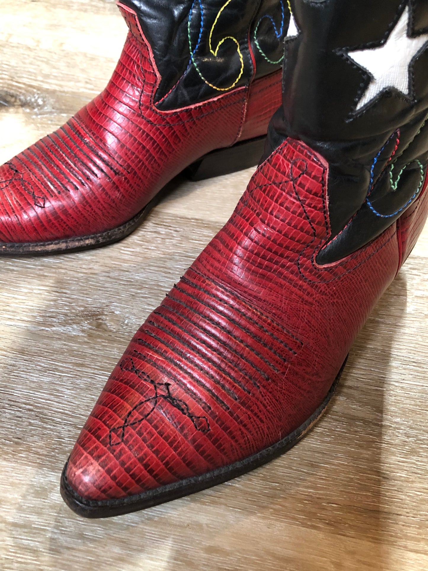 Kingspier Vintage - Nine West cowboy boots in black leather and red croc-embossed leather. The boot features a star motif with multi-coloured stitching.
Size 6 Womens
The leather uppers and soles are in excellent condition.