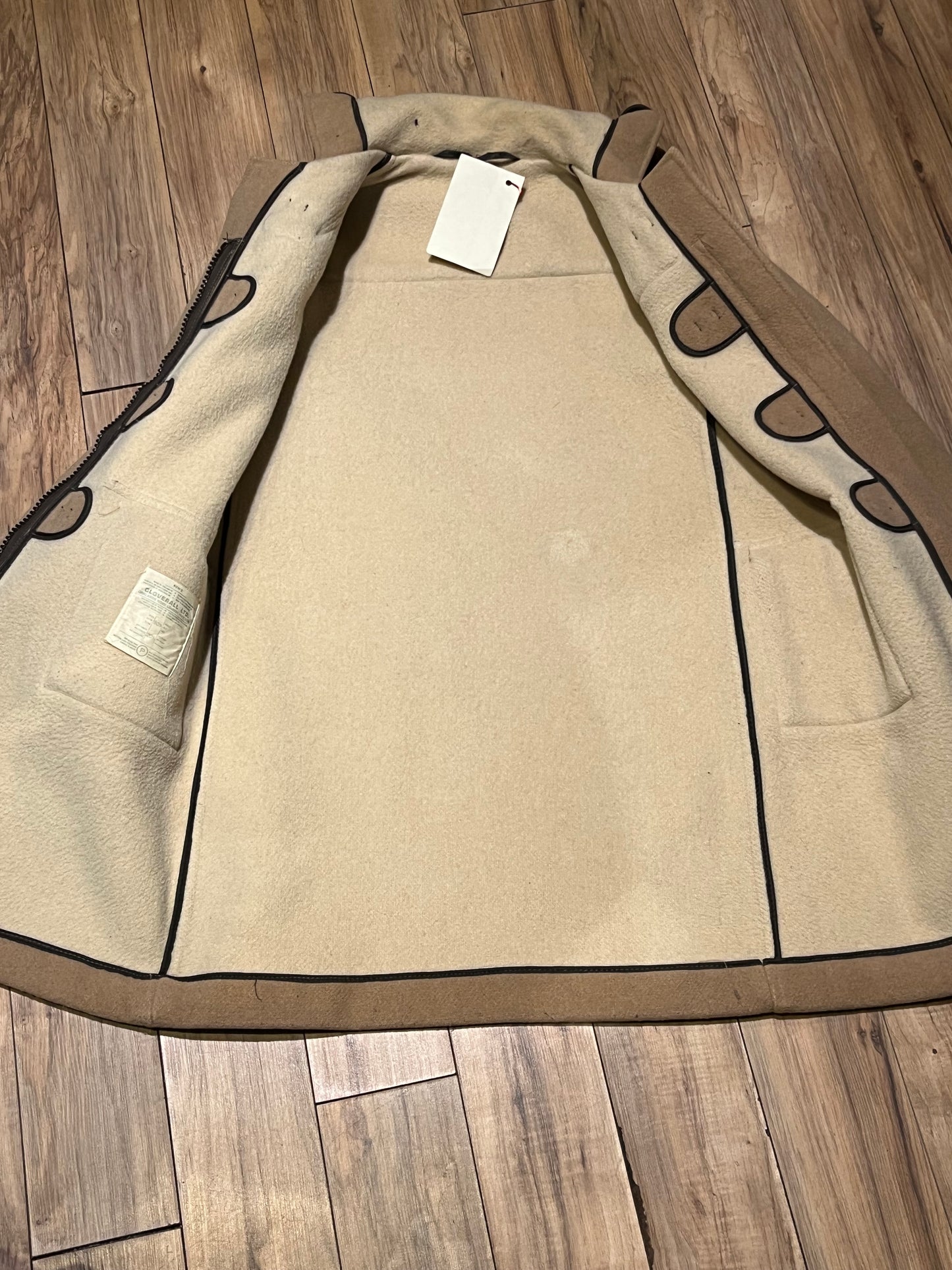 Vintage Gloverall tan duffle coat, with zipper and antler toggle closures, hood and two flap pockets.
80% wool/ 20% polyester
Made in England
Size 40