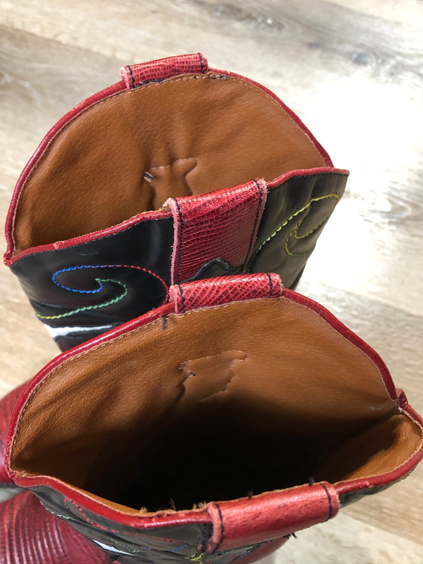 Kingspier Vintage - Nine West cowboy boots in black leather and red croc-embossed leather. The boot features a star motif with multi-coloured stitching.
Size 6 Womens
The leather uppers and soles are in excellent condition.