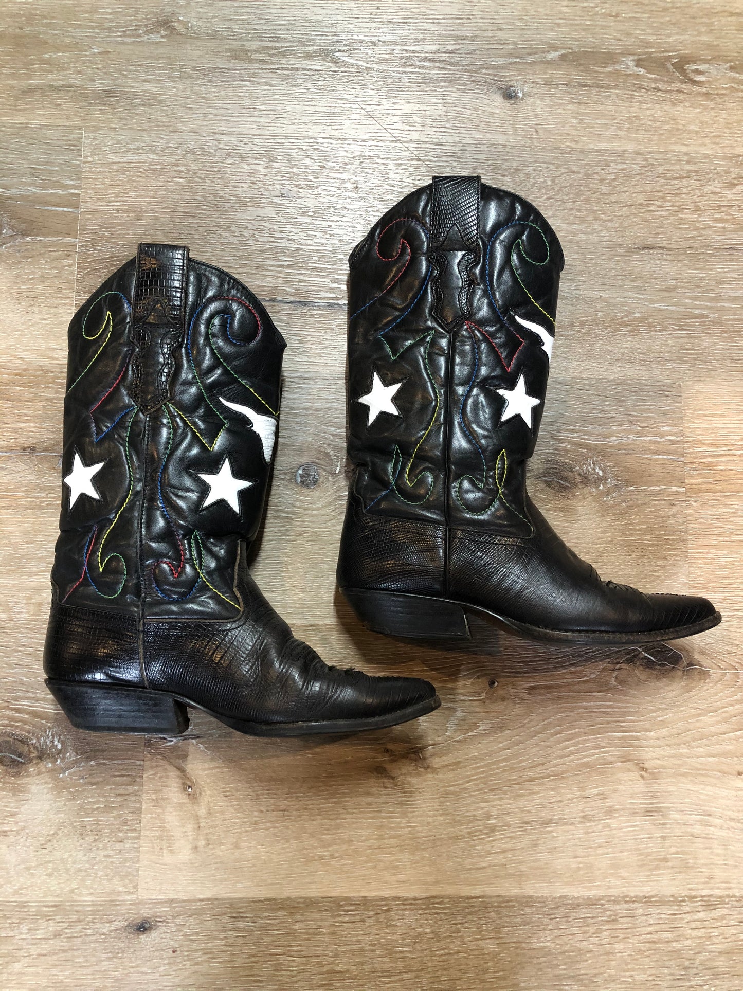 Kingspier Vintage - Nine West cowboy boots in black leather and black croc-embossed leather. The boot features a star motif with multi-coloured stitching.
Size 6.5 Womens
The leather uppers have a few loose threads in the stitching and soles are in great condition.