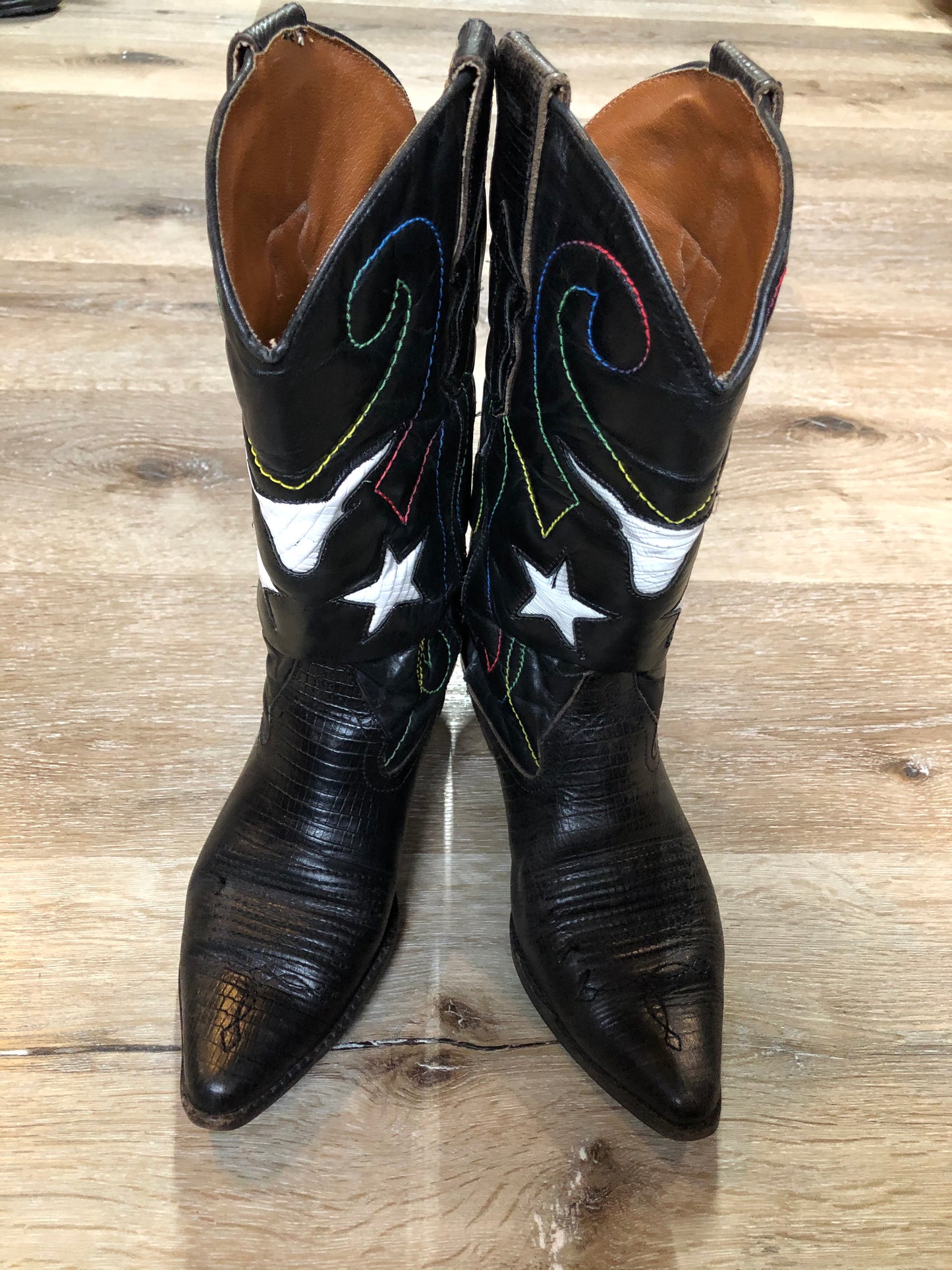 Kingspier Vintage - Nine West cowboy boots in black leather and black croc-embossed leather. The boot features a star motif with multi-coloured stitching.
Size 6.5 Womens
The leather uppers have a few loose threads in the stitching and soles are in great condition.